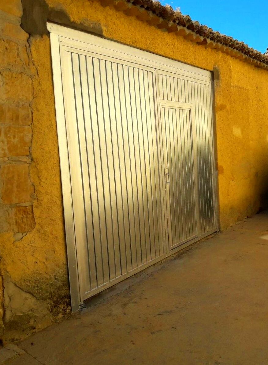Puerta de garaje a medida en acero galvanizado en Zamora Puerta de garaje a medida en acero galvanizado en Zamora