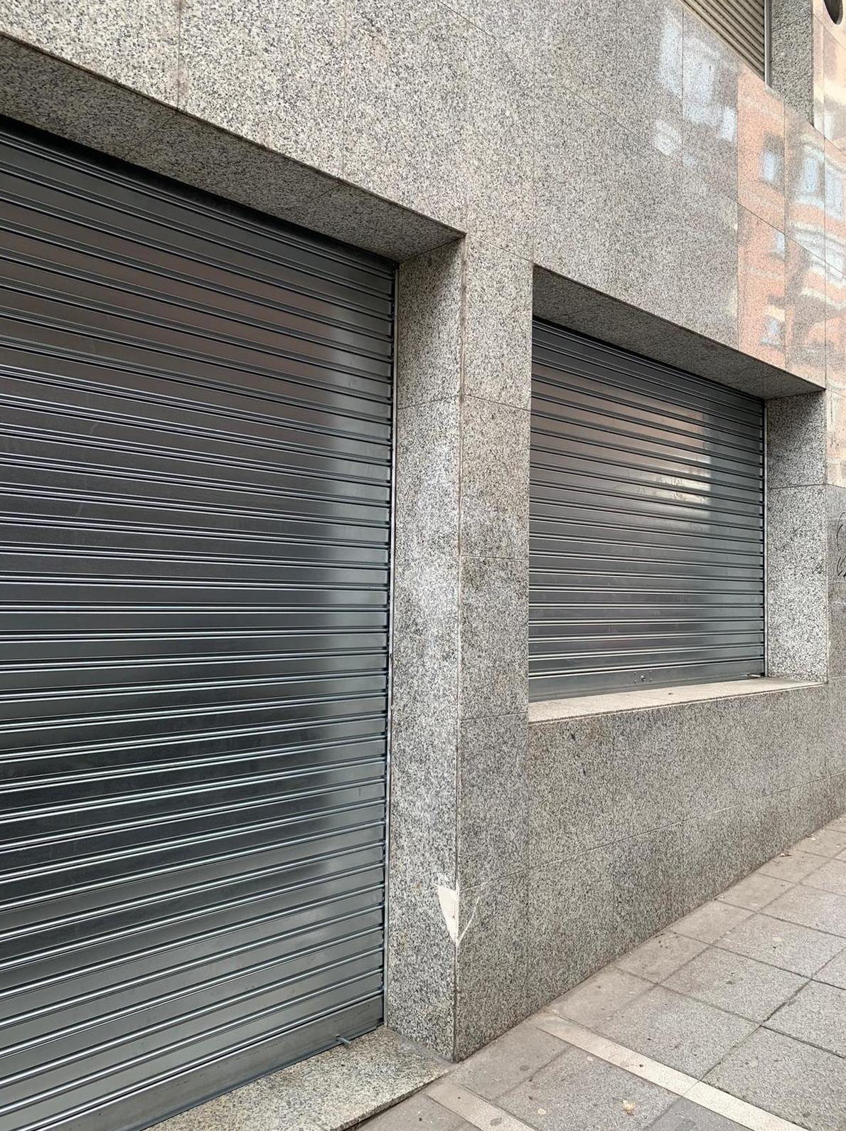 Persianas motorizadas en acero galvanizado ciego para local en Basauri. Persianas motorizadas en acero galvanizado ciego para local en Basauri.
