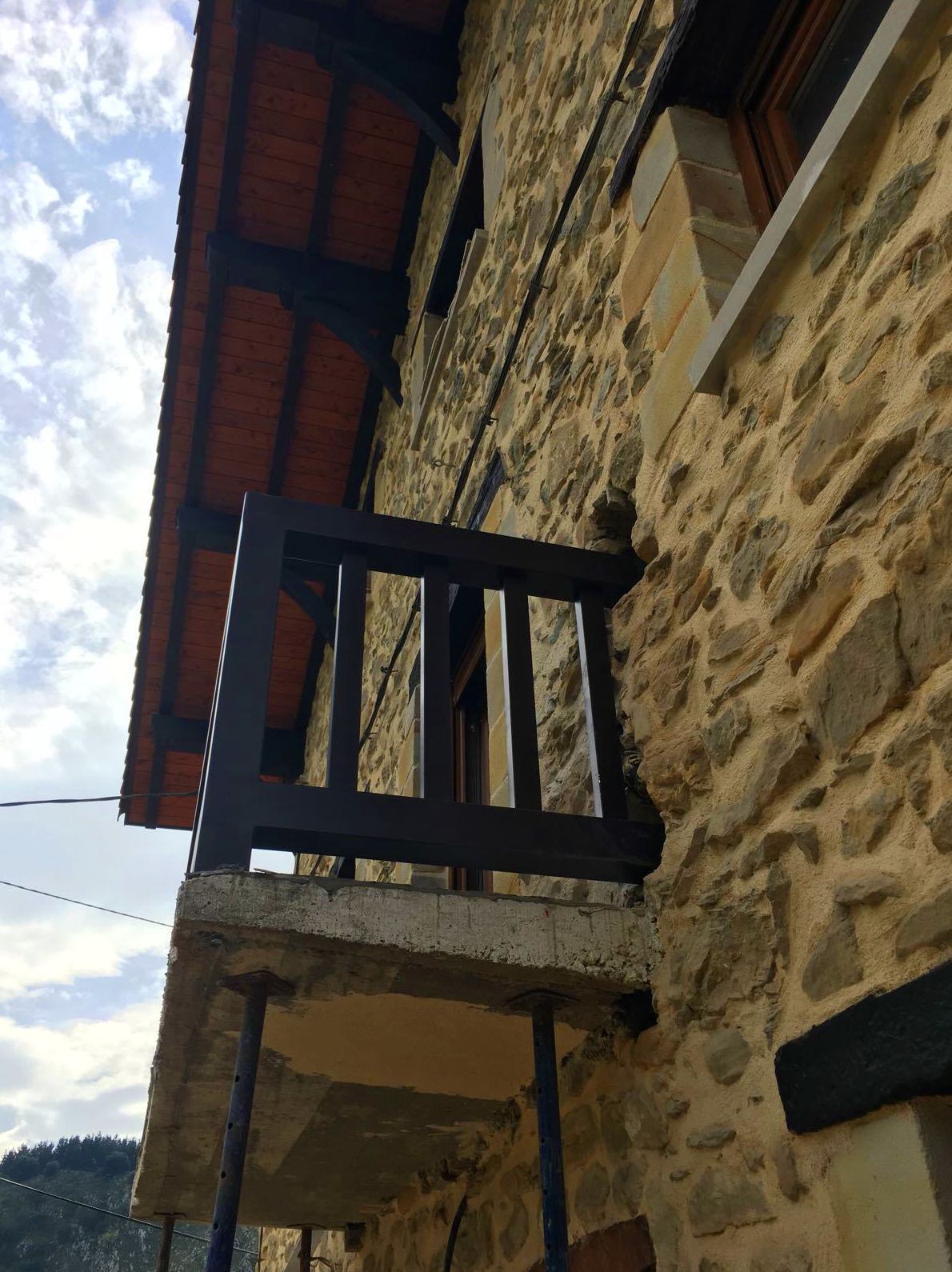 Balcon de hierro para caserio en Bizkaia