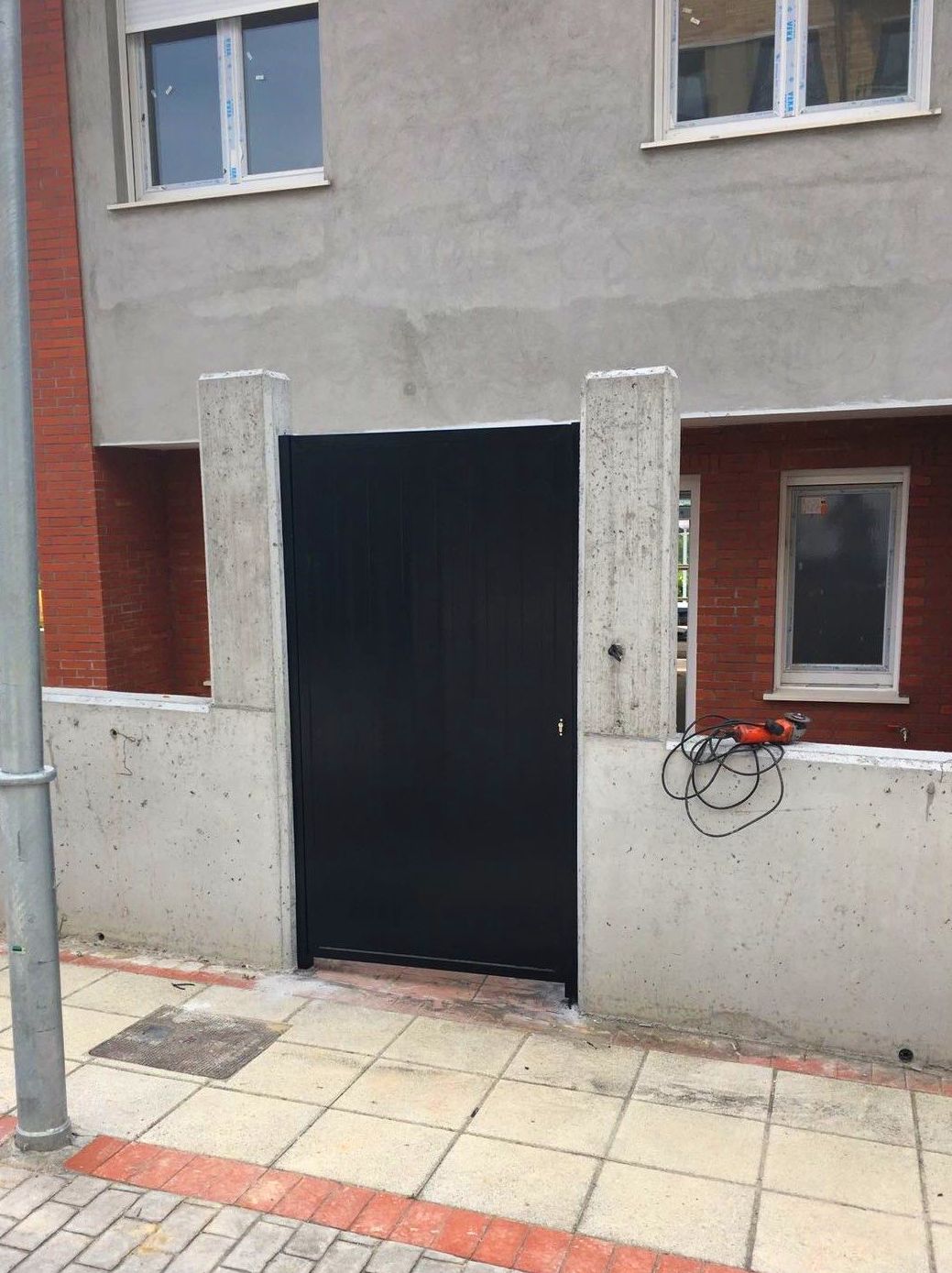 Puerta de hierro acabado negro en chalet Derio Puerta de hierro acabado negro en chalet Derio