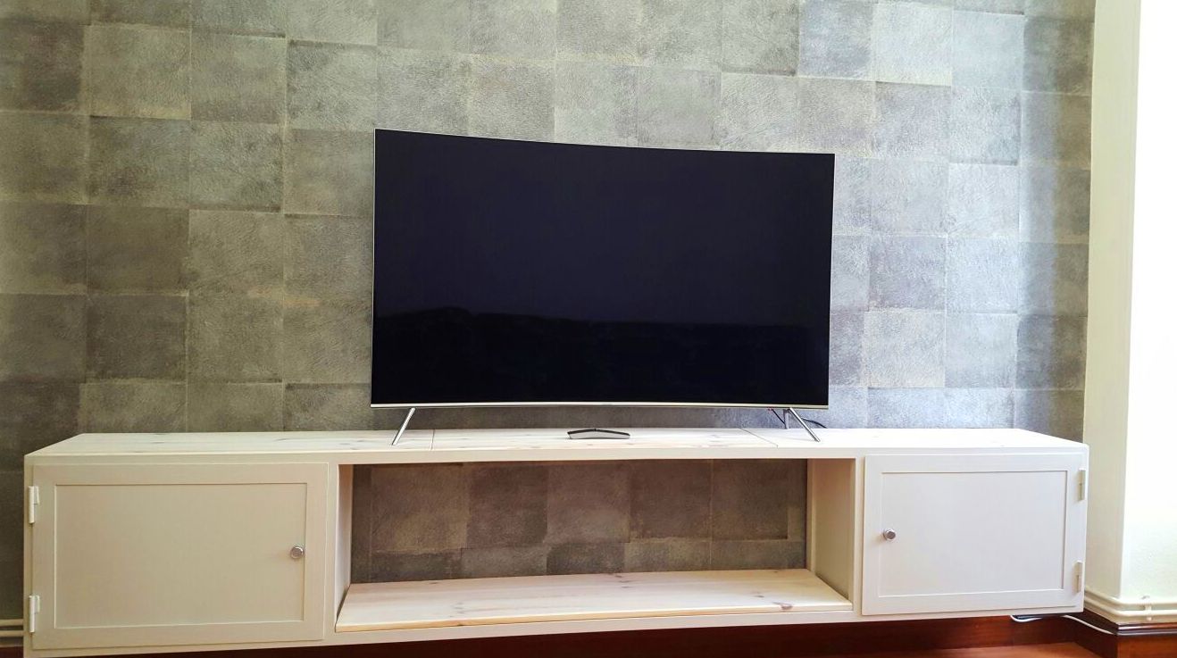Mueble TV en hierro acabado color beige con encimera de pino en Bilbao