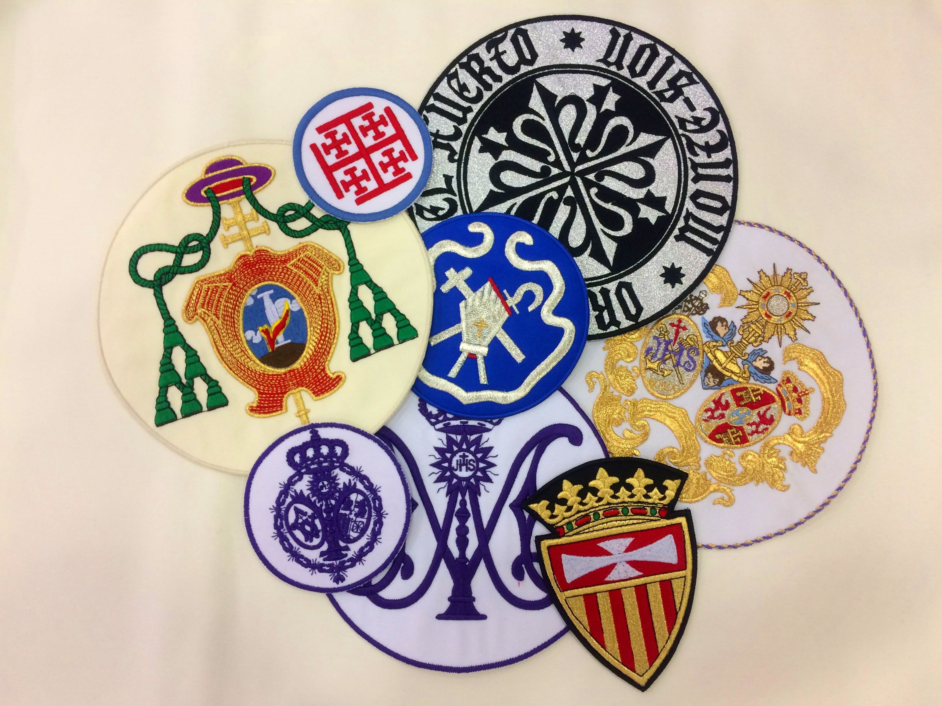 Escudos y Cíngulos de Hermandades: Productos de Almacenes Velasco - Herederos José Abad Escudos y Cíngulos de Hermandades: Productos de Almacenes Velasco - Herederos José Abad