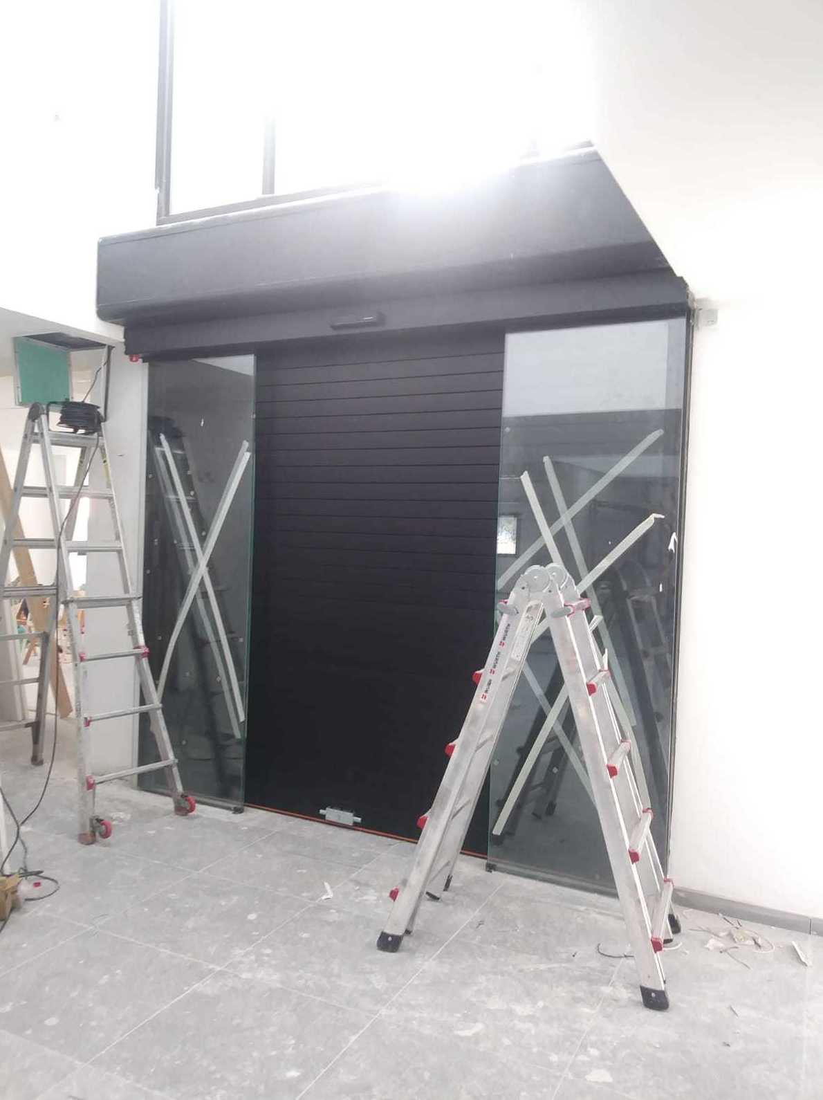 Puerta corredera con persiana integrada Puerta corredera con persiana integrada