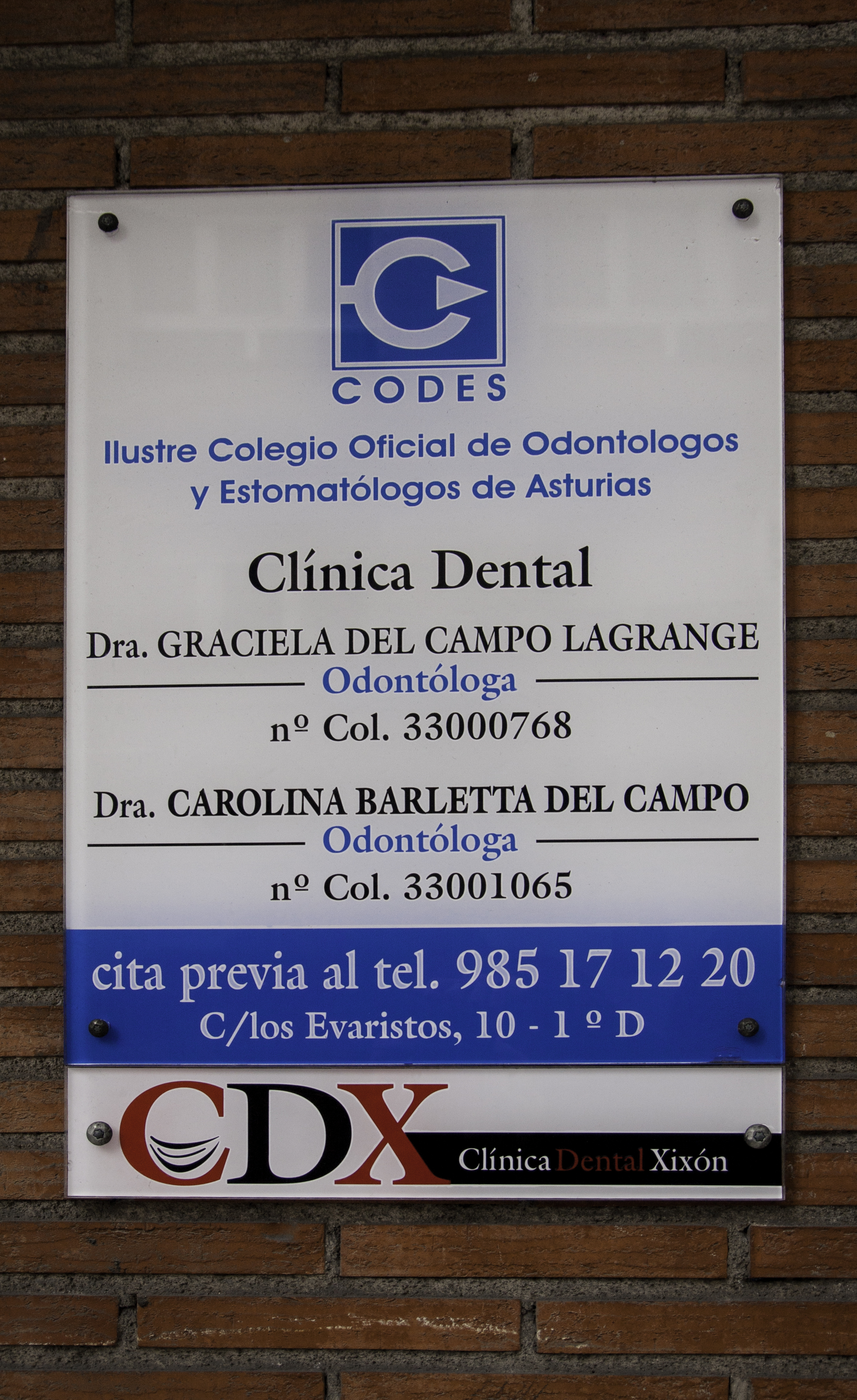 Placa de nuestros odontólogos 