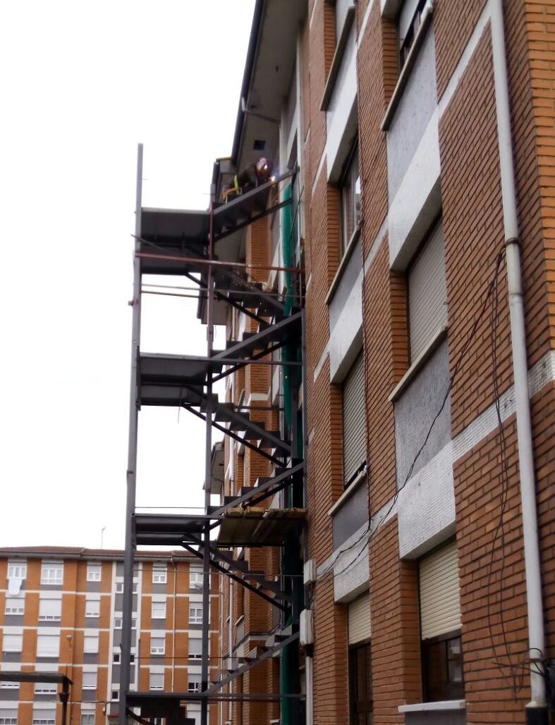 Estructura escalera exterior de edificio