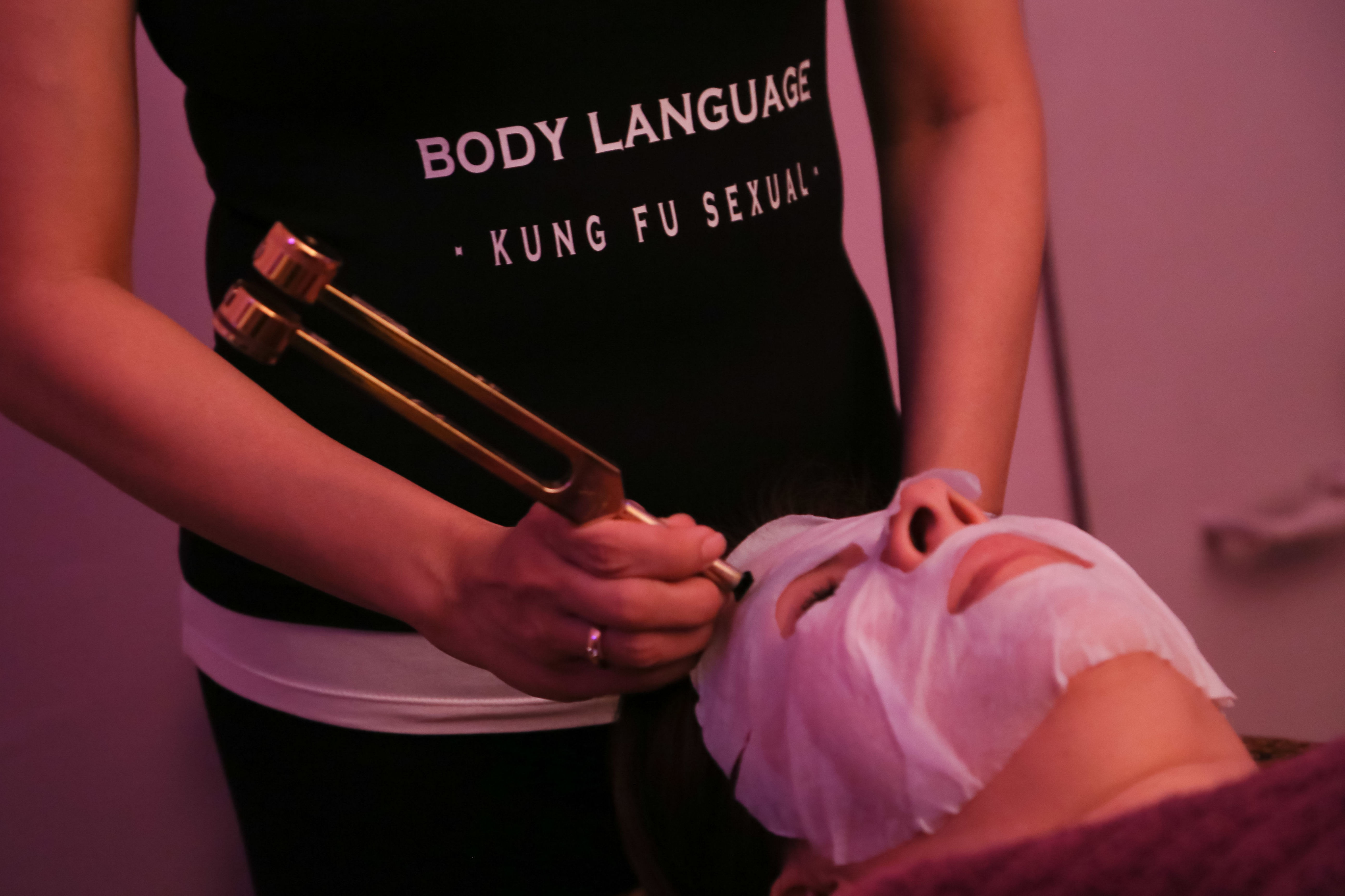 Tratamiento facial con diapasón Touche Le Mirage, Método Ari: SERVICIOS de Body Language Tratamiento facial con diapasón Touche Le Mirage, Método Ari: SERVICIOS de Body Language