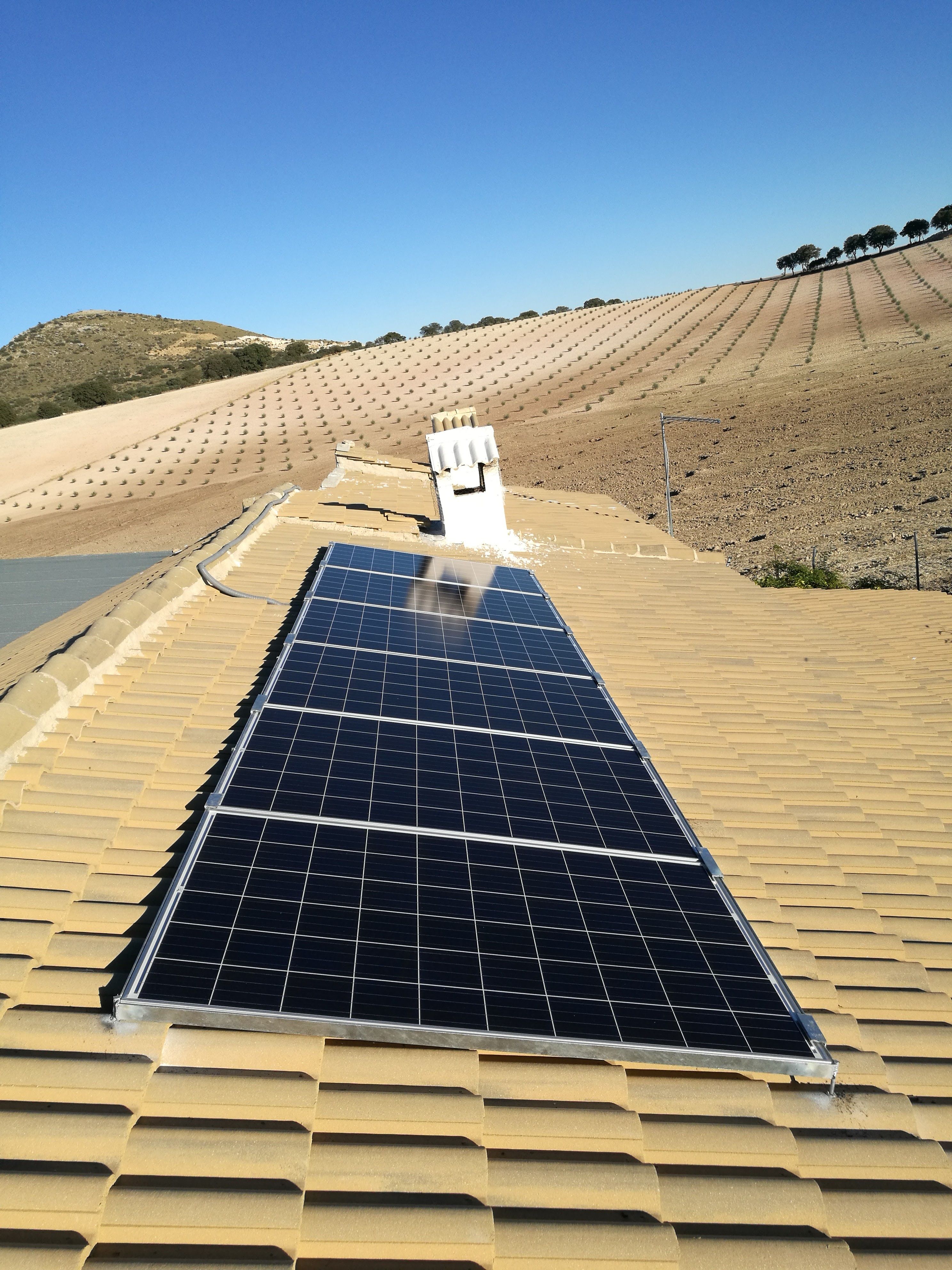 Energía solar térmica y fotovoltaica en Huelma, Jaén