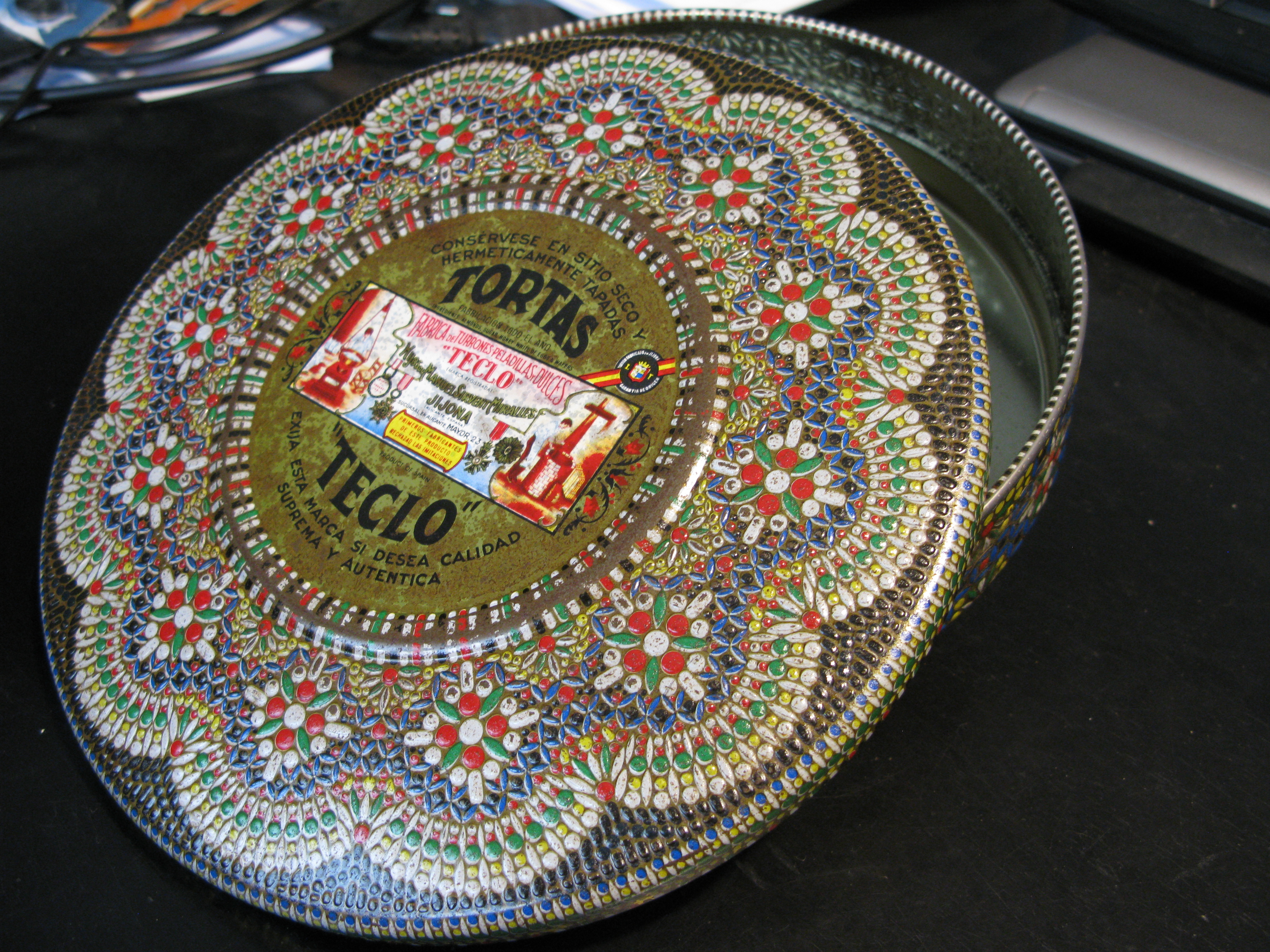Caja de latón de dulces antigua: Productos y servicios de Pirandello Restauro Caja de latón de dulces antigua: Productos y servicios de Pirandello Restauro