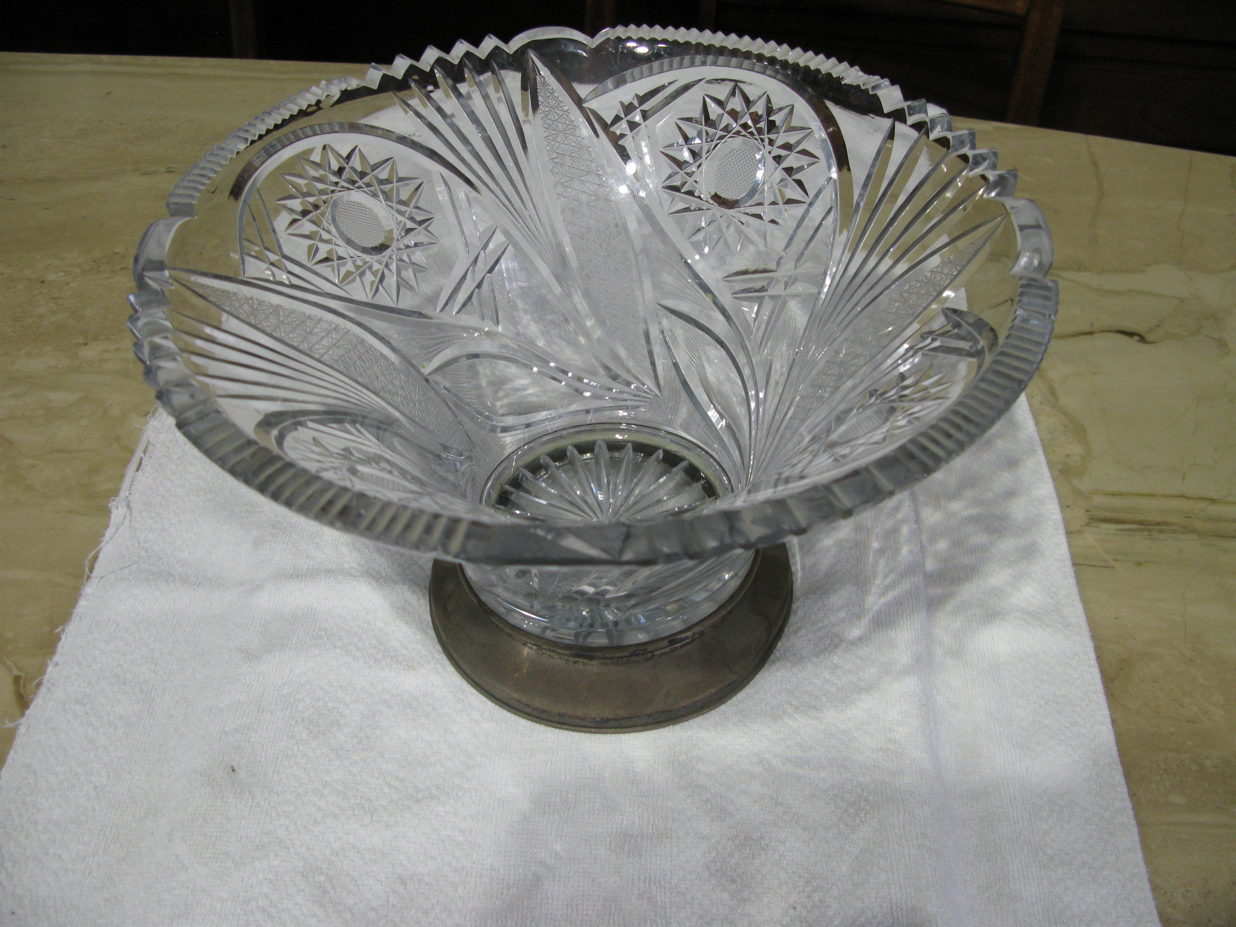 Centro de cristal tallado y pie de plata: Productos y servicios de Pirandello Restauro Centro de cristal tallado y pie de plata: Productos y servicios de Pirandello Restauro