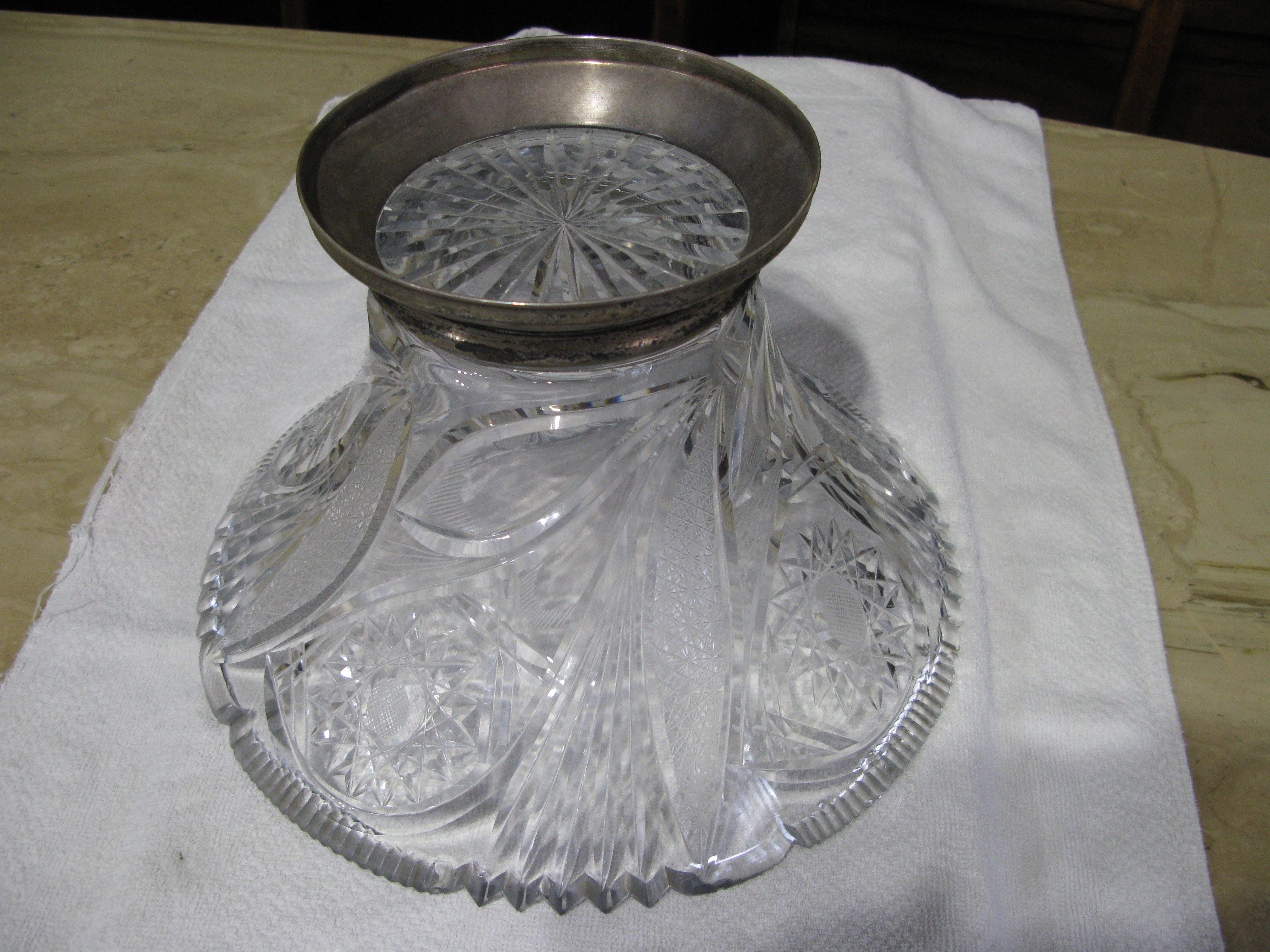 Centro de cristal tallado y pie de plata: Productos y servicios de Pirandello Restauro Centro de cristal tallado y pie de plata: Productos y servicios de Pirandello Restauro