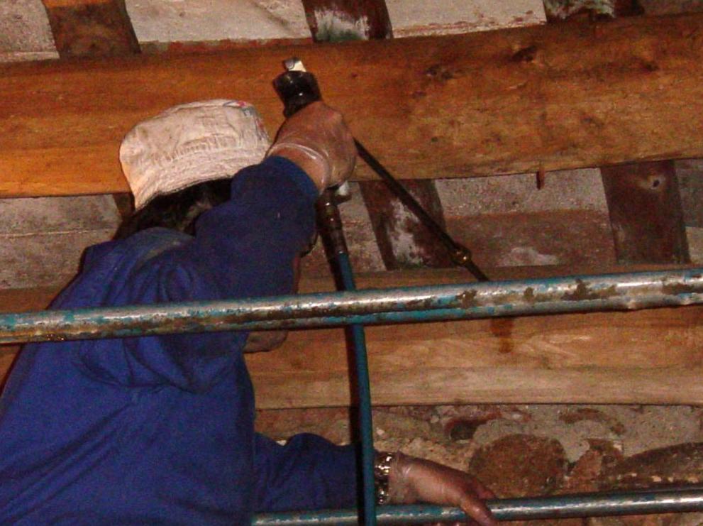 Inyección en las vigas del líquido anti carcoma Inyección en las vigas del líquido anti carcoma