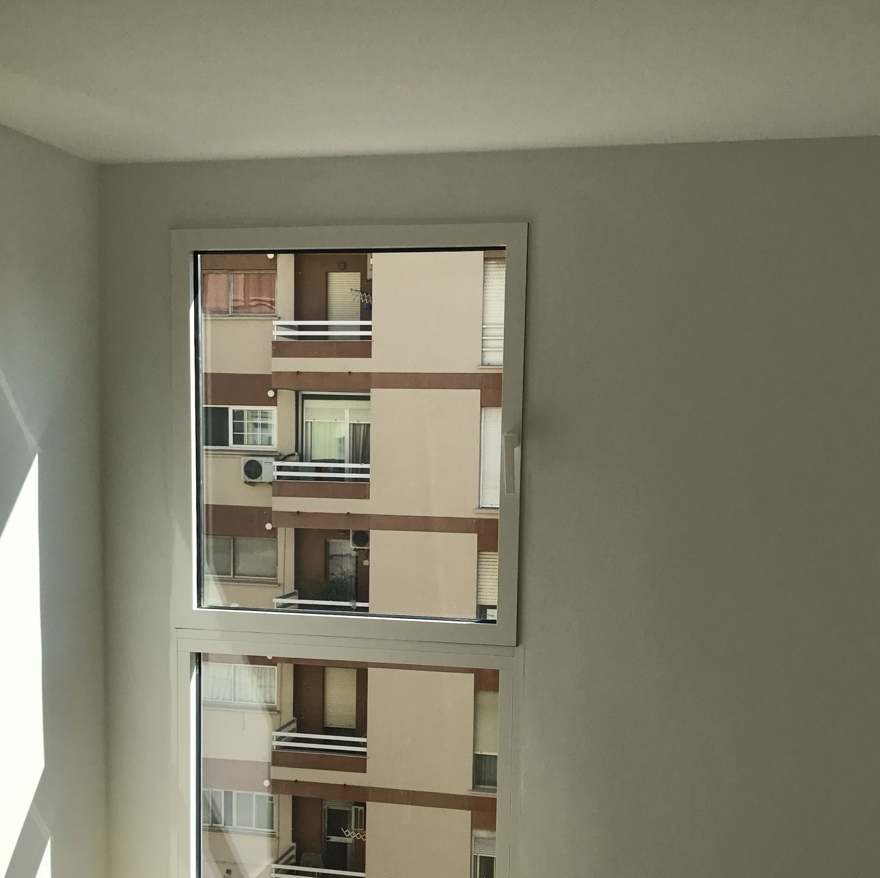 Ventana aluminio con rotura puente térmico hoja oculta bisagra oculta Ventana aluminio con rotura puente térmico hoja oculta bisagra oculta