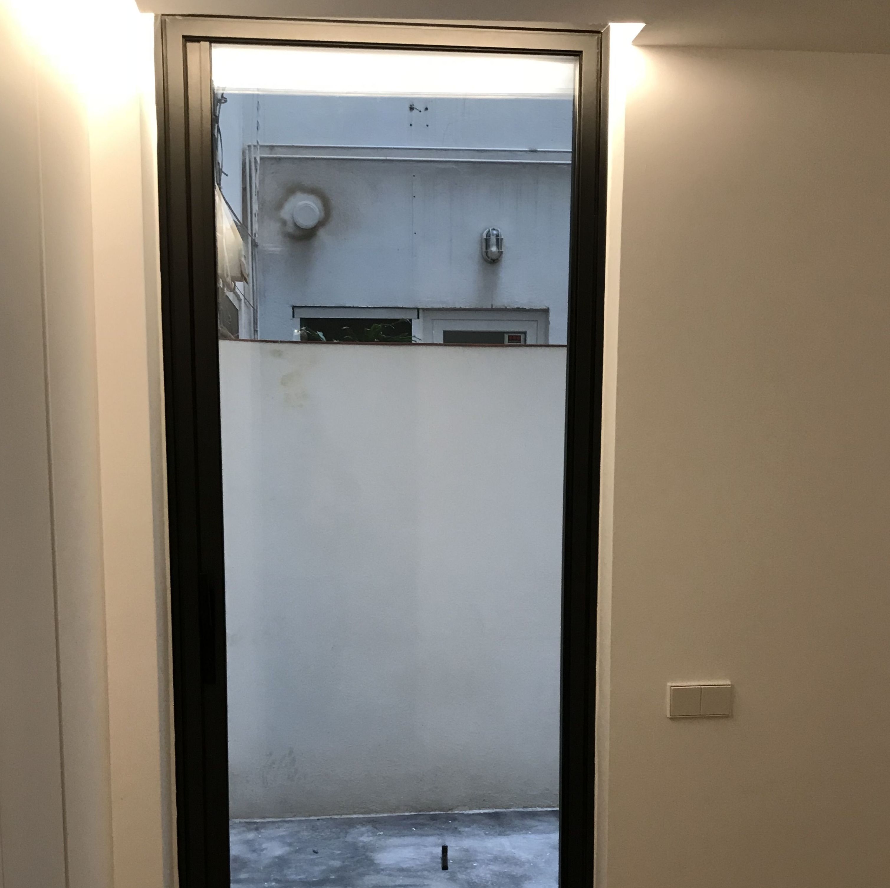 Ventana aluminio con rotura puente térmico hoja oculta bisagra oculta Ventana aluminio con rotura puente térmico hoja oculta bisagra oculta