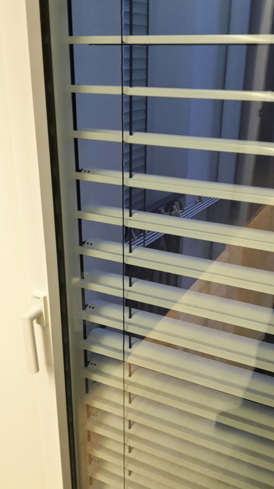 Ventana aluminio con Rotura más persiana orientable Ventana aluminio con Rotura más persiana orientable