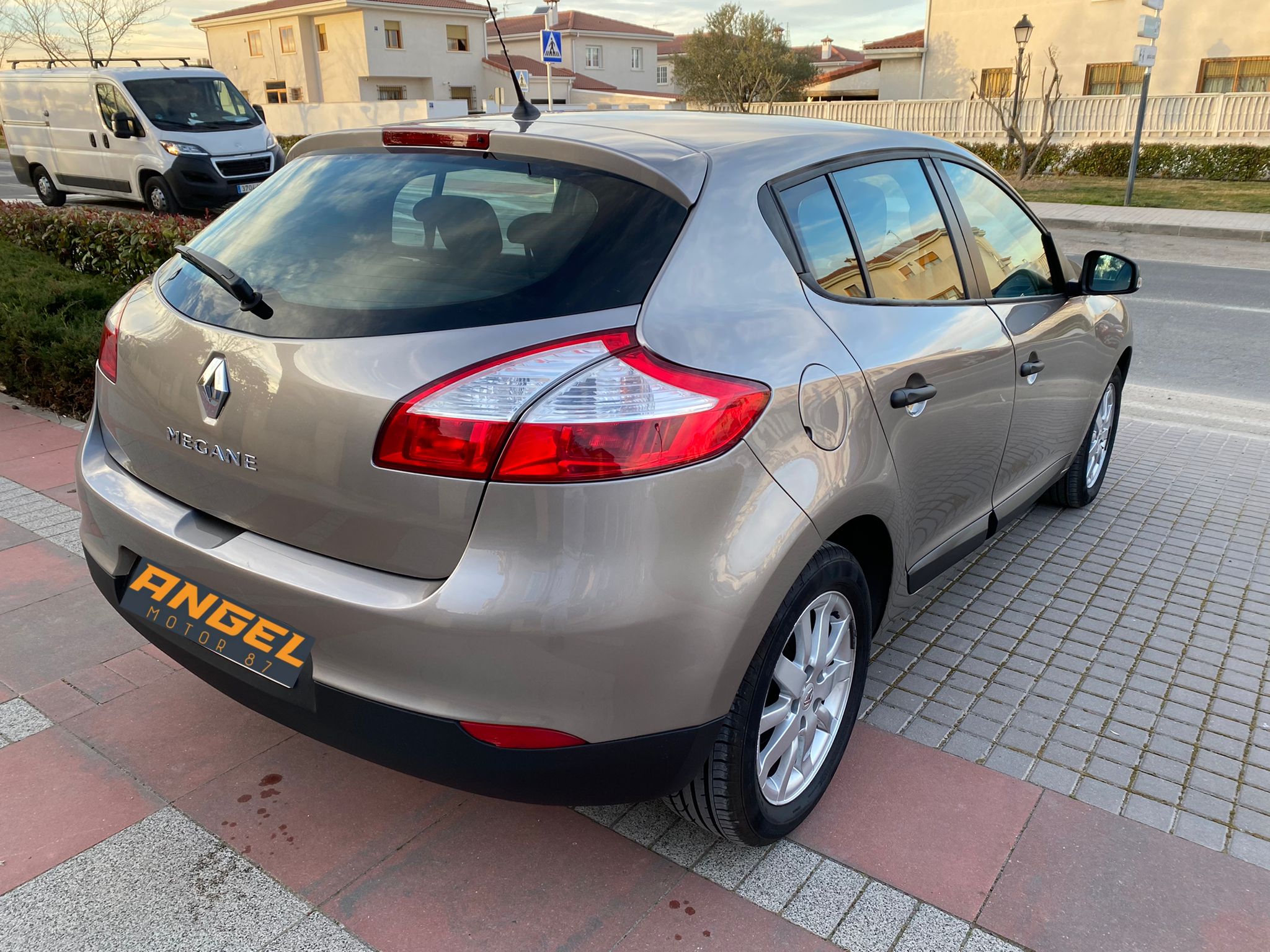 Renault Megane 1.6i authentique 100cv: Catálogo y Servicios de Ángel Motor 87 Renault Megane 1.6i authentique 100cv: Catálogo y Servicios de Ángel Motor 87