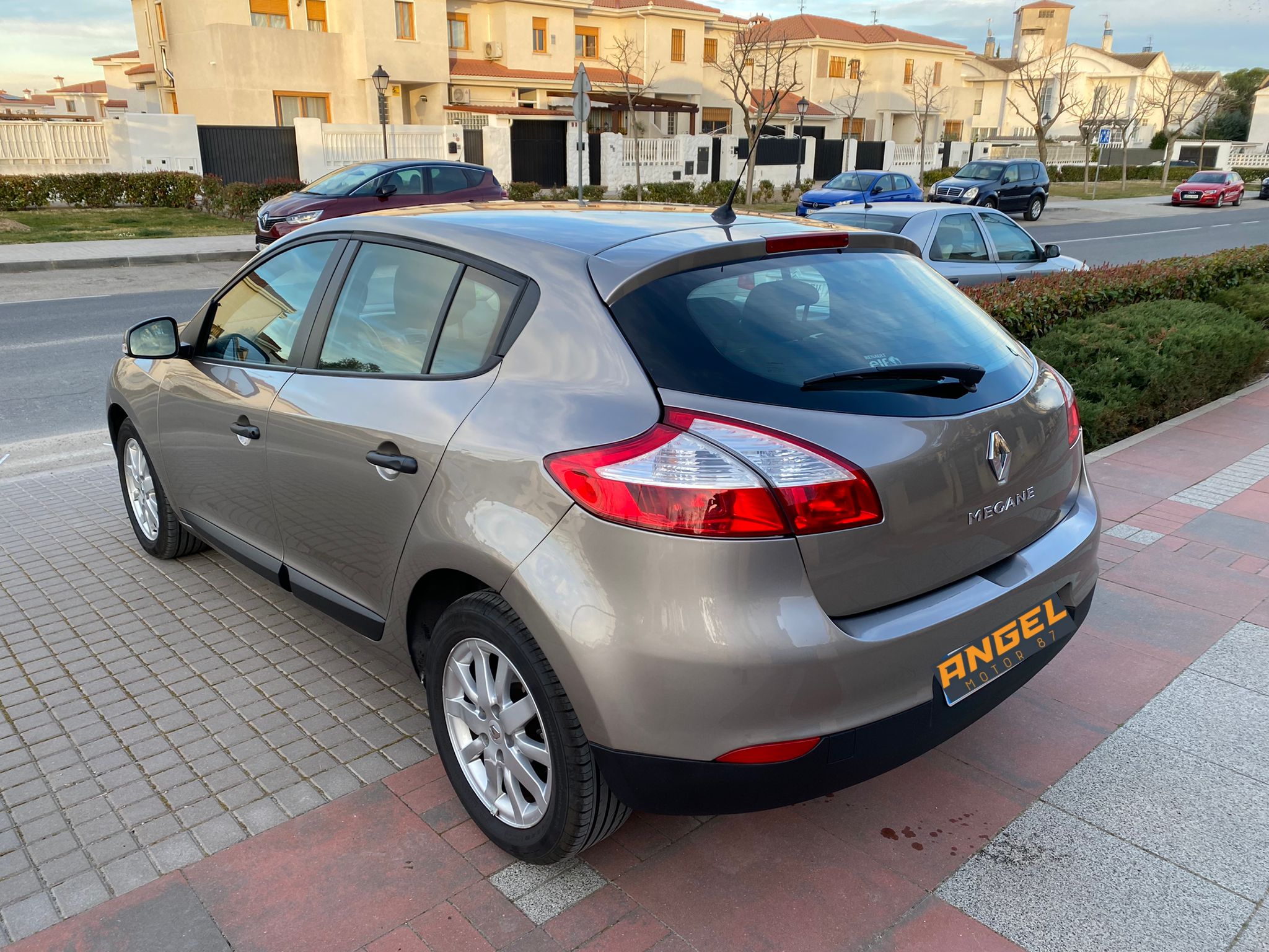 Renault Megane 1.6i authentique 100cv: Catálogo y Servicios de Ángel Motor 87 Renault Megane 1.6i authentique 100cv: Catálogo y Servicios de Ángel Motor 87