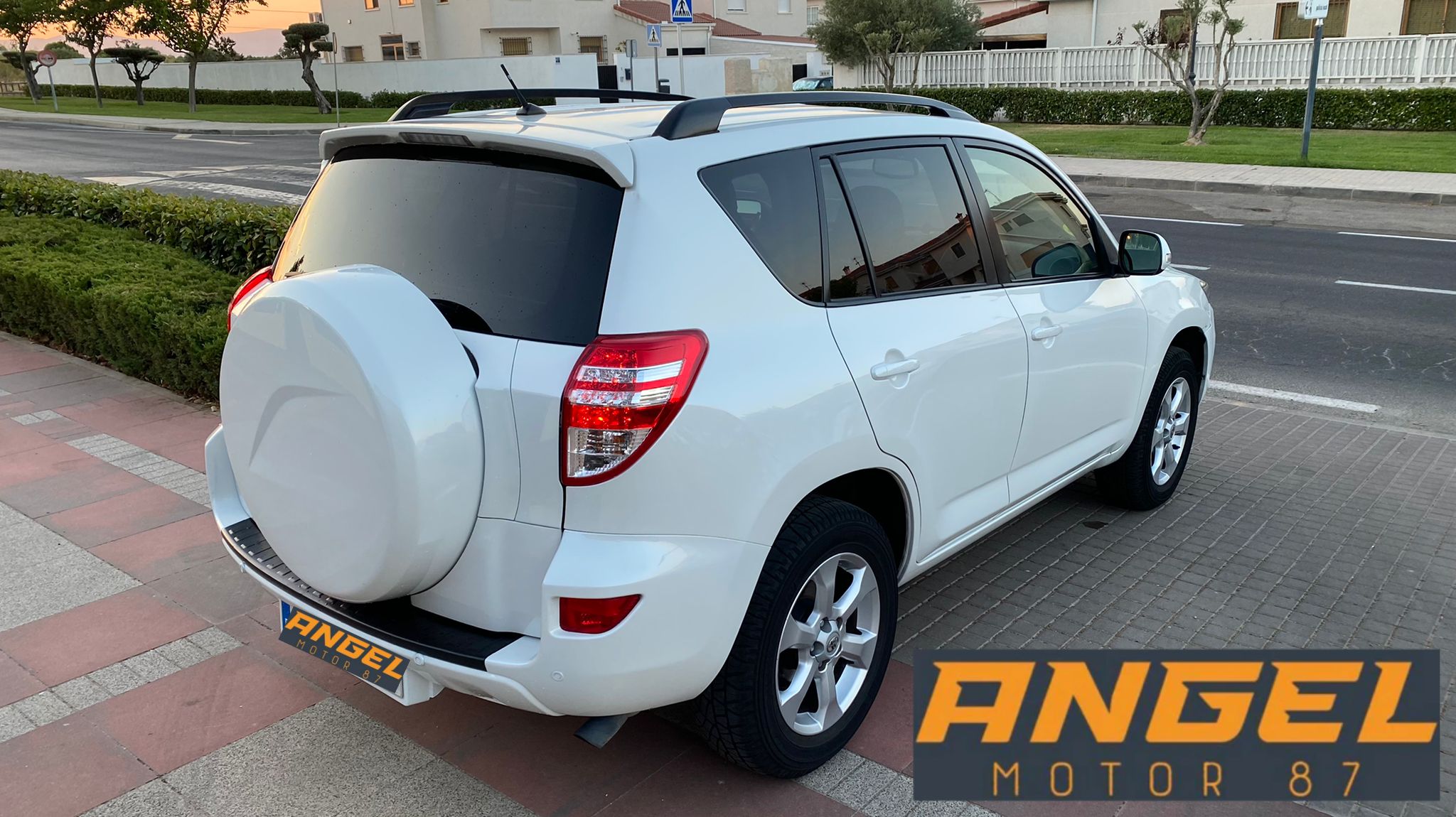 Toyota Rav4 2.2 D4D Advance 4X2: Catálogo y Servicios de Ángel Motor 87 Toyota Rav4 2.2 D4D Advance 4X2: Catálogo y Servicios de Ángel Motor 87