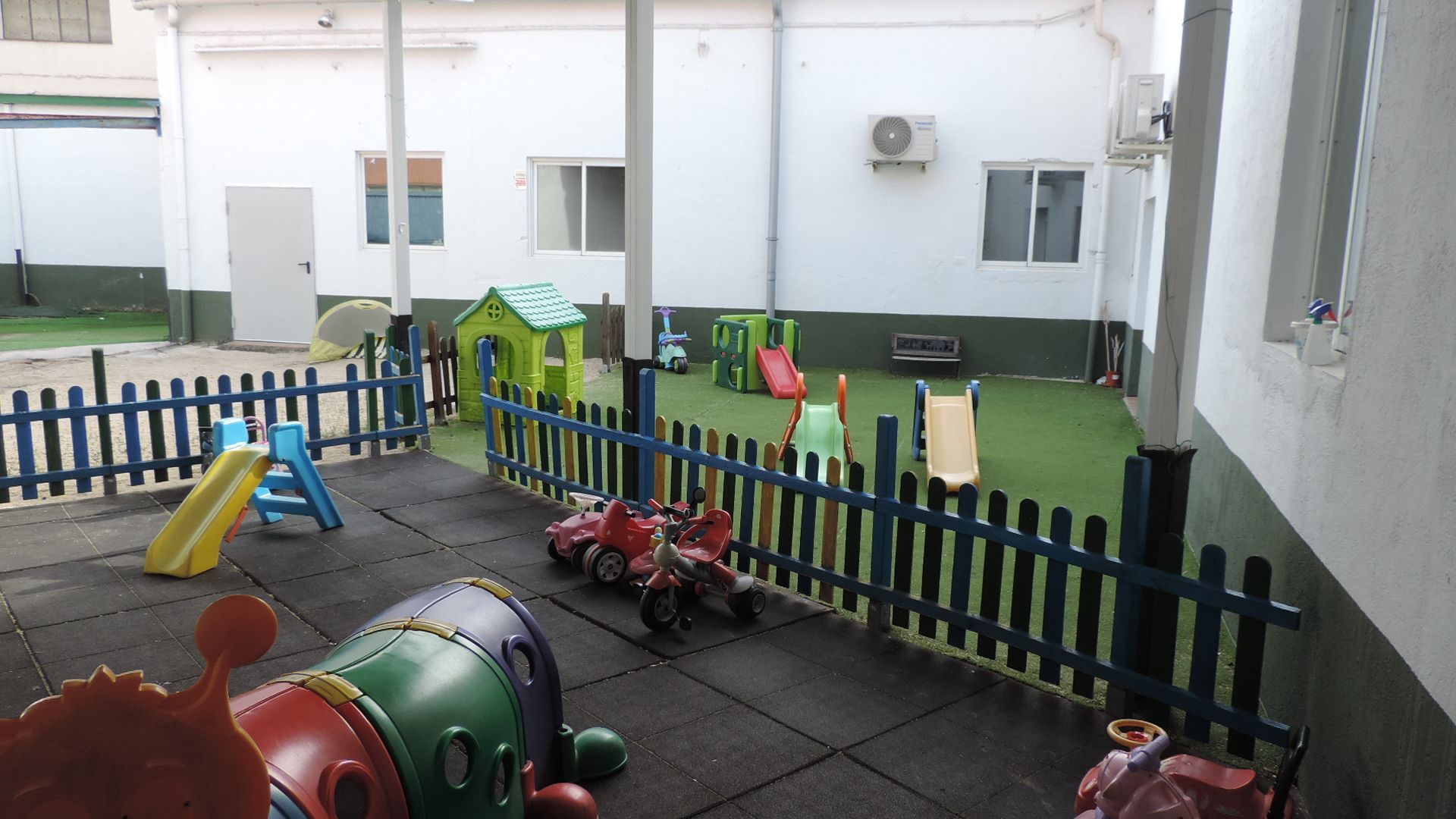 Patio: Servicios de Los Pequeñitos Escuela Infantil Patio: Servicios de Los Pequeñitos Escuela Infantil