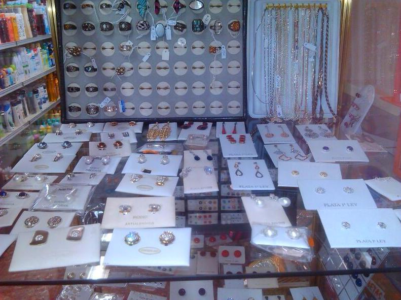 Anillos y pendientes: Productos de Droguería Blanca Anillos y pendientes: Productos de Droguería Blanca