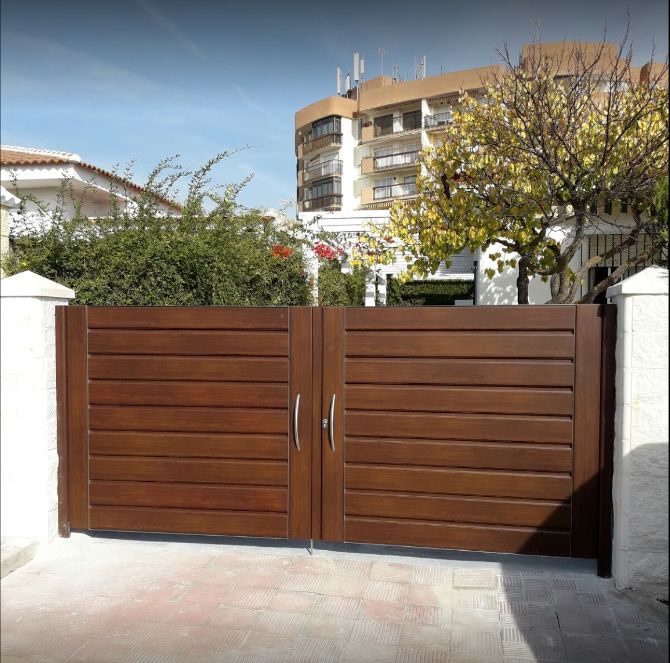 Puerta de aluminio imitación madera en Sevilla