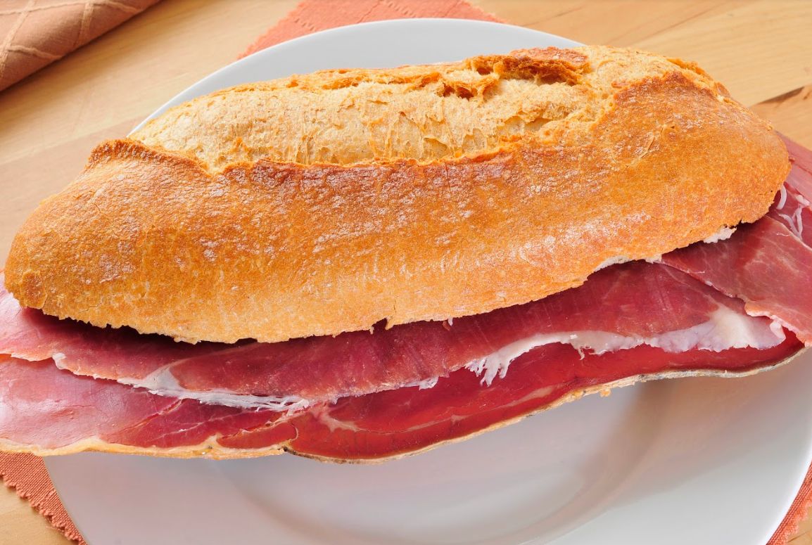 Carta de bocadillos: Cocina casera de Restaurante La Cantonada Carta de bocadillos: Cocina casera de Restaurante La Cantonada