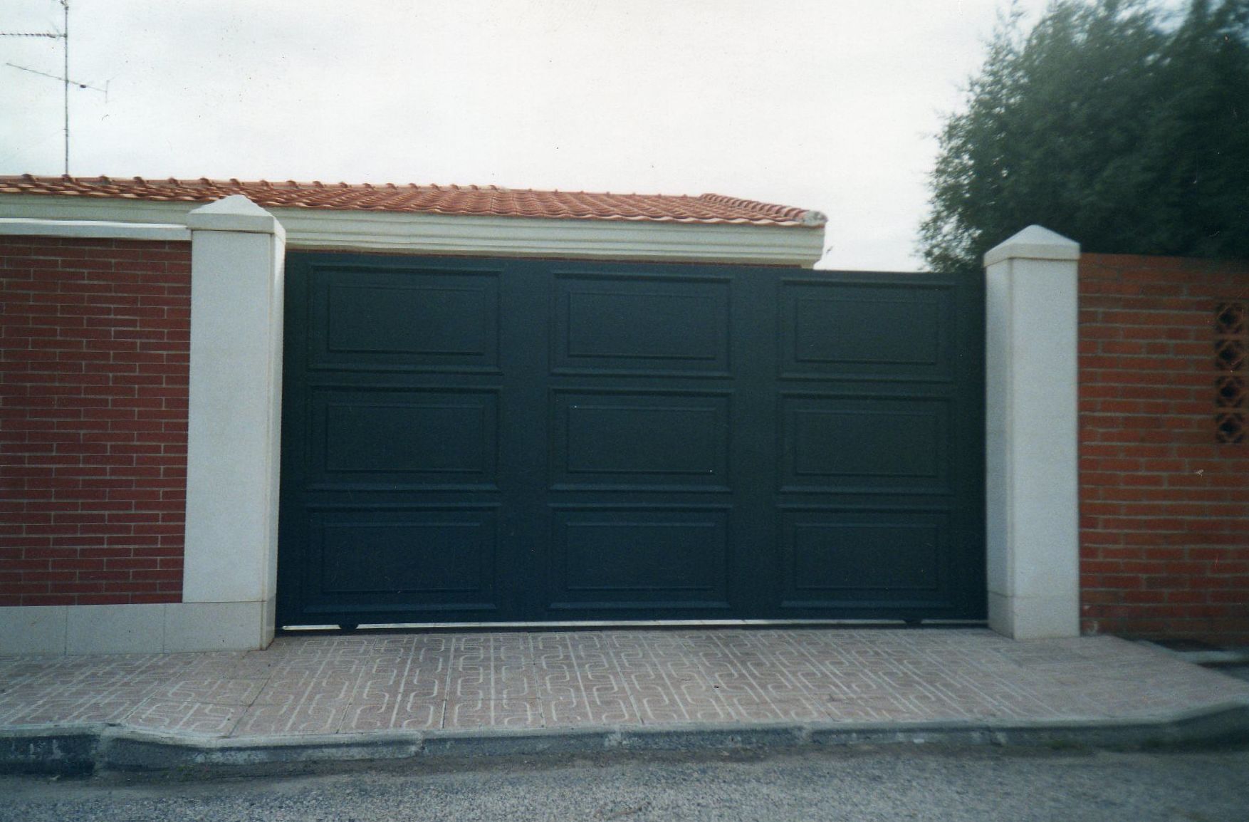 Puerta corredera con cuarterones Puerta corredera con cuarterones