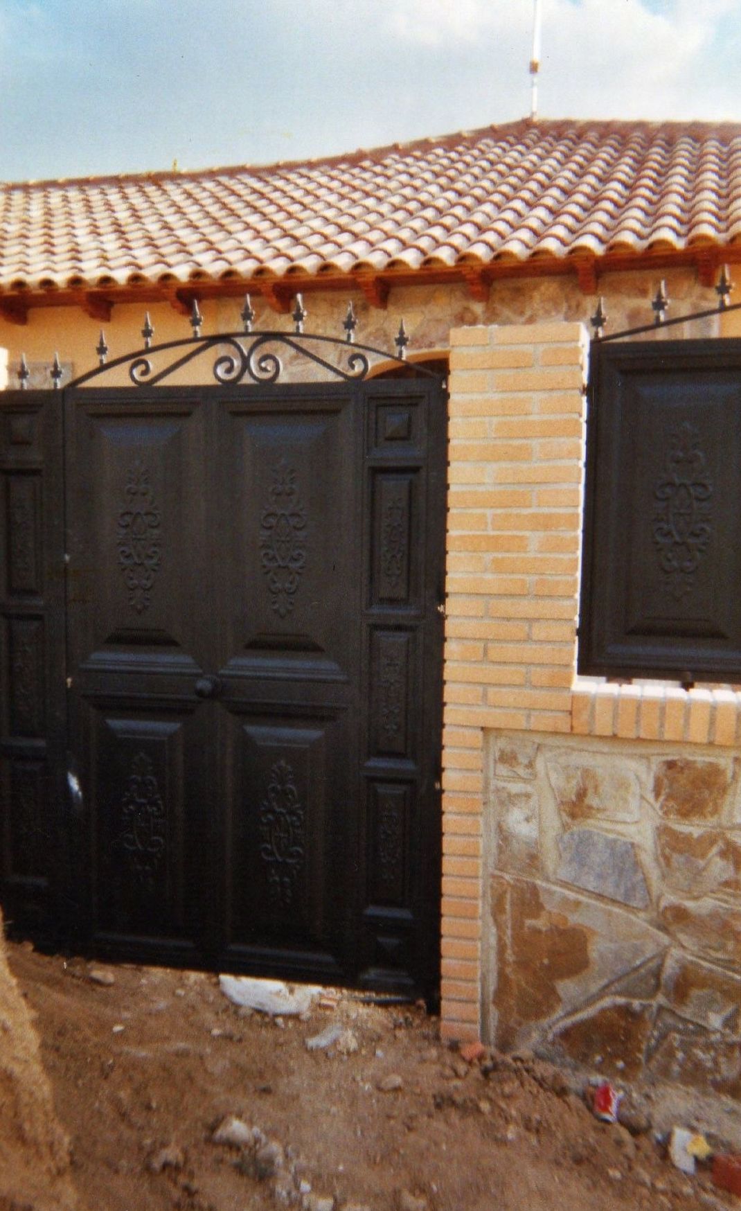 Puerta peatonal con fijos laterales Puerta peatonal con fijos laterales