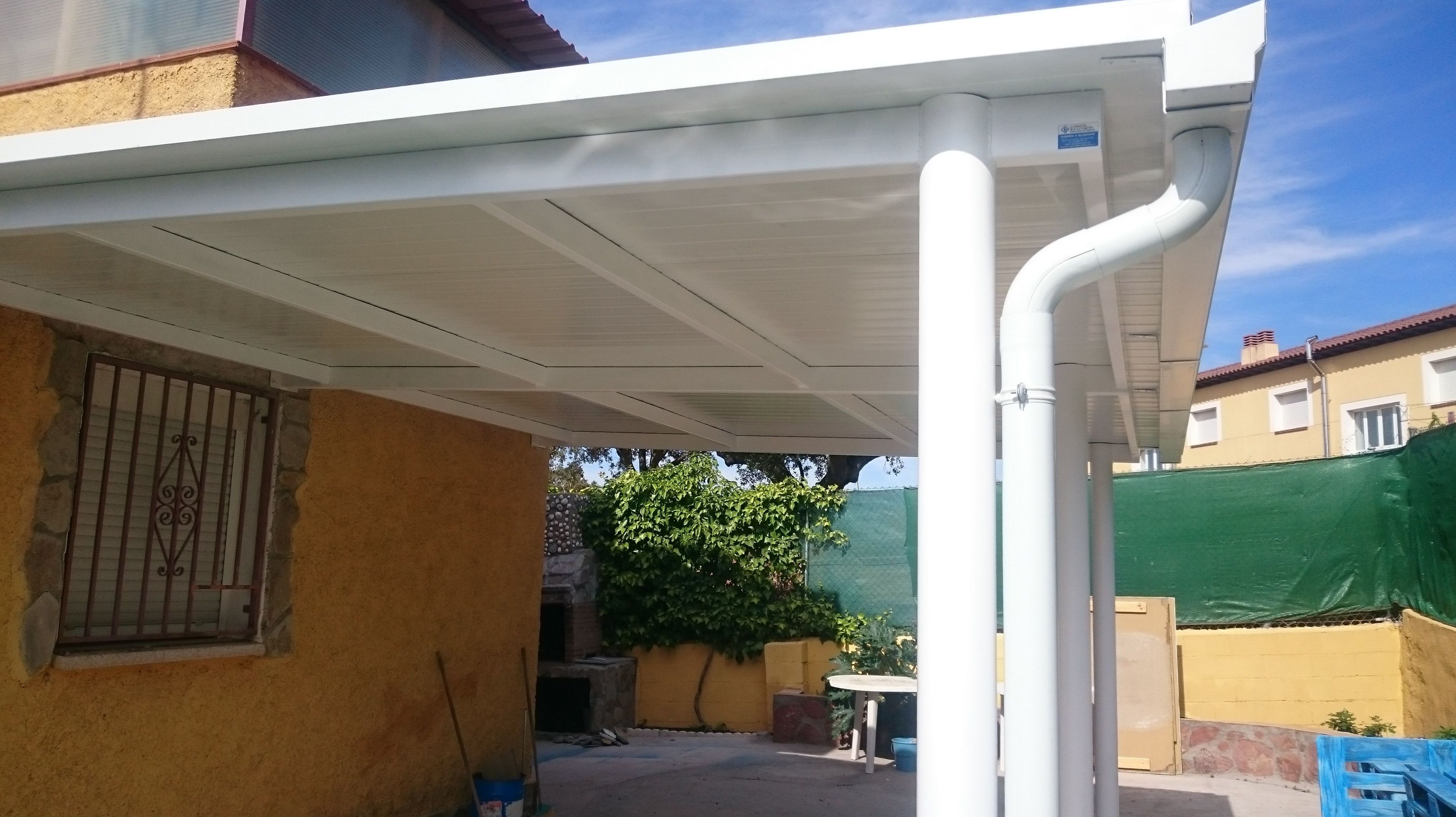 Estructra metálica, cubierta de panel sándwich y canalón para porche Estructra metálica, cubierta de panel sándwich y canalón para porche
