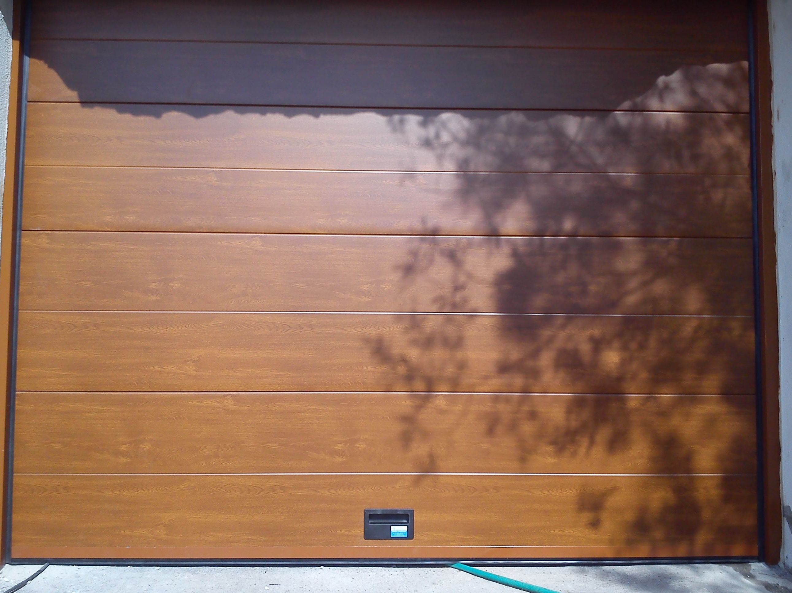 Puerta seccional en color madera Puerta seccional en color madera