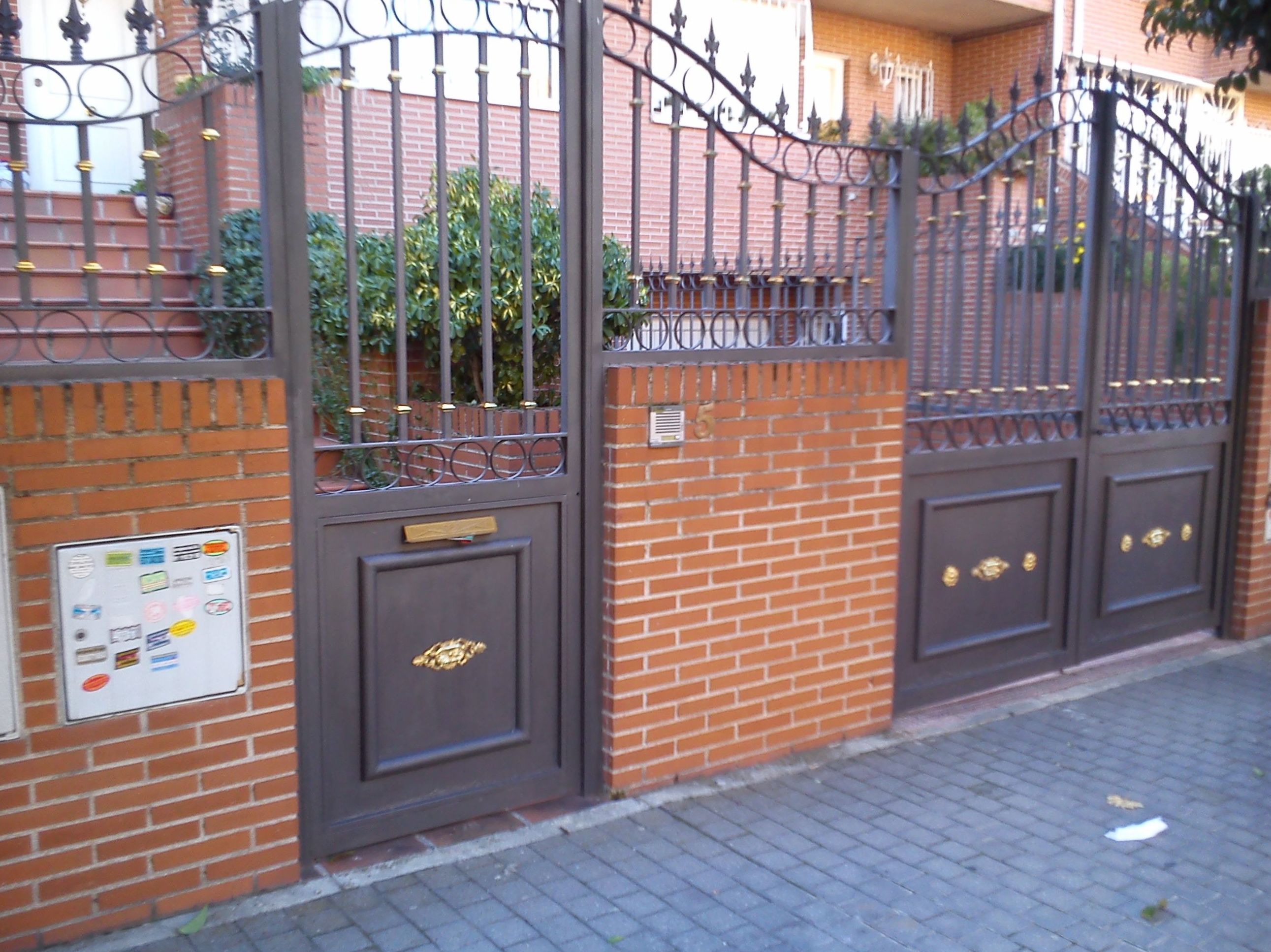 Puertas de entada a parcela para vehículos y peatones Puertas de entada a parcela para vehículos y peatones