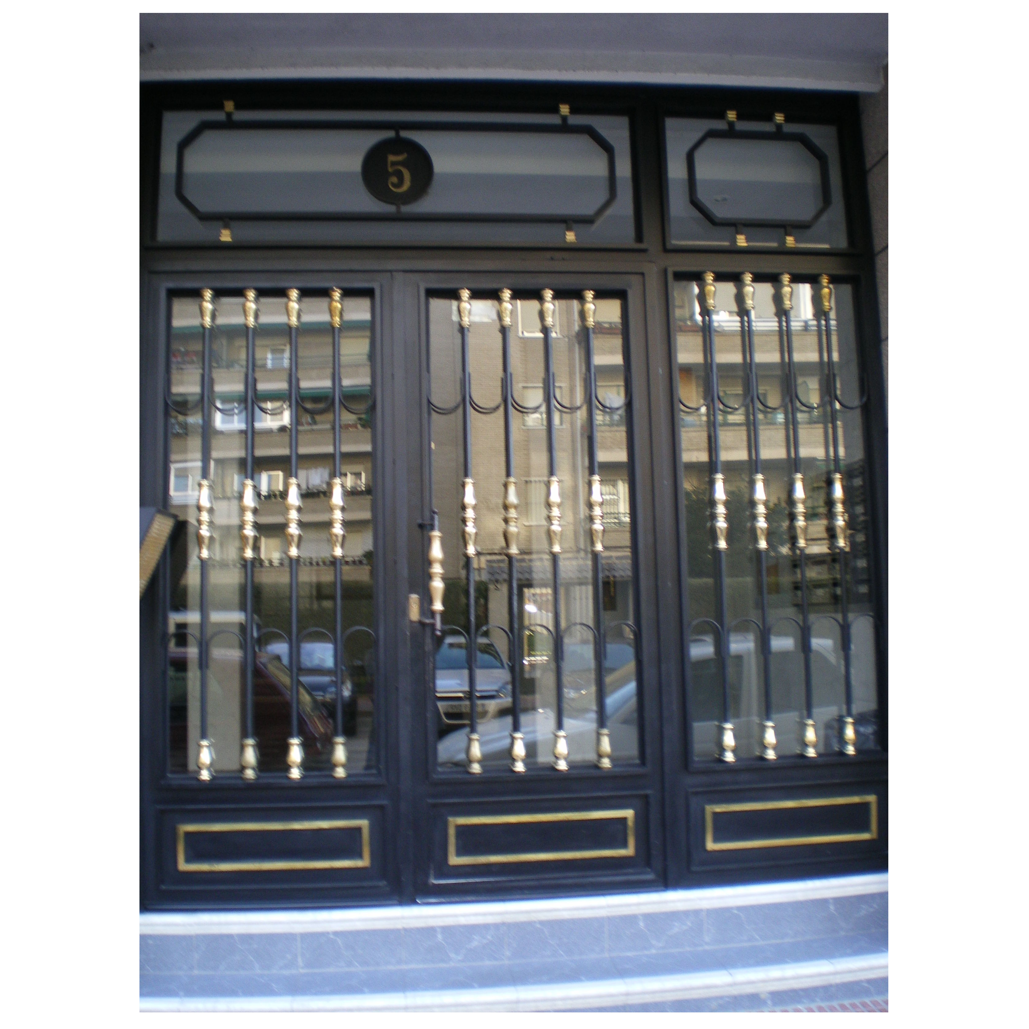 Puerta de portal para bloque de pisos Puerta de portal para bloque de pisos