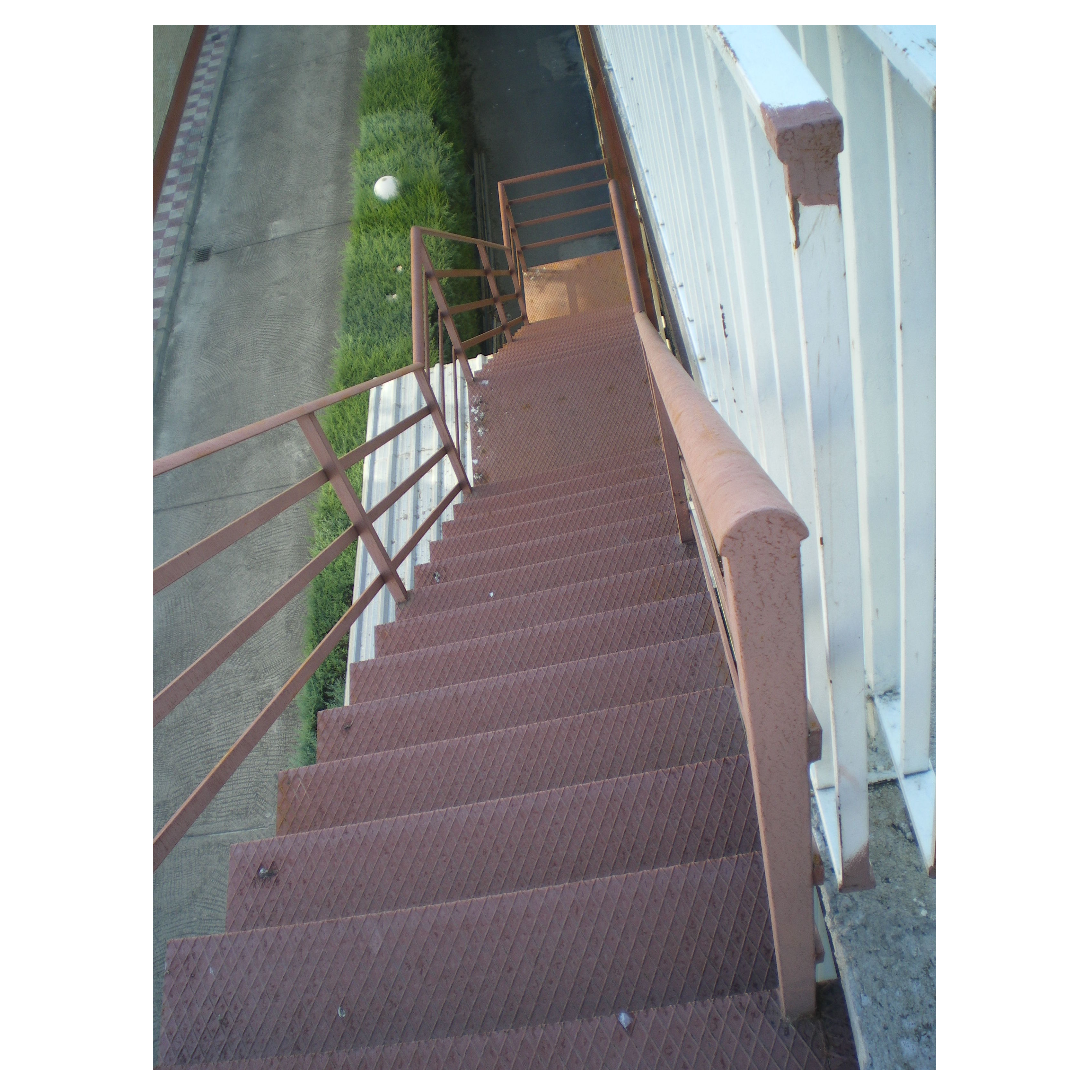 Escalera metálica de exterior con pasamanos Escalera metálica de exterior con pasamanos