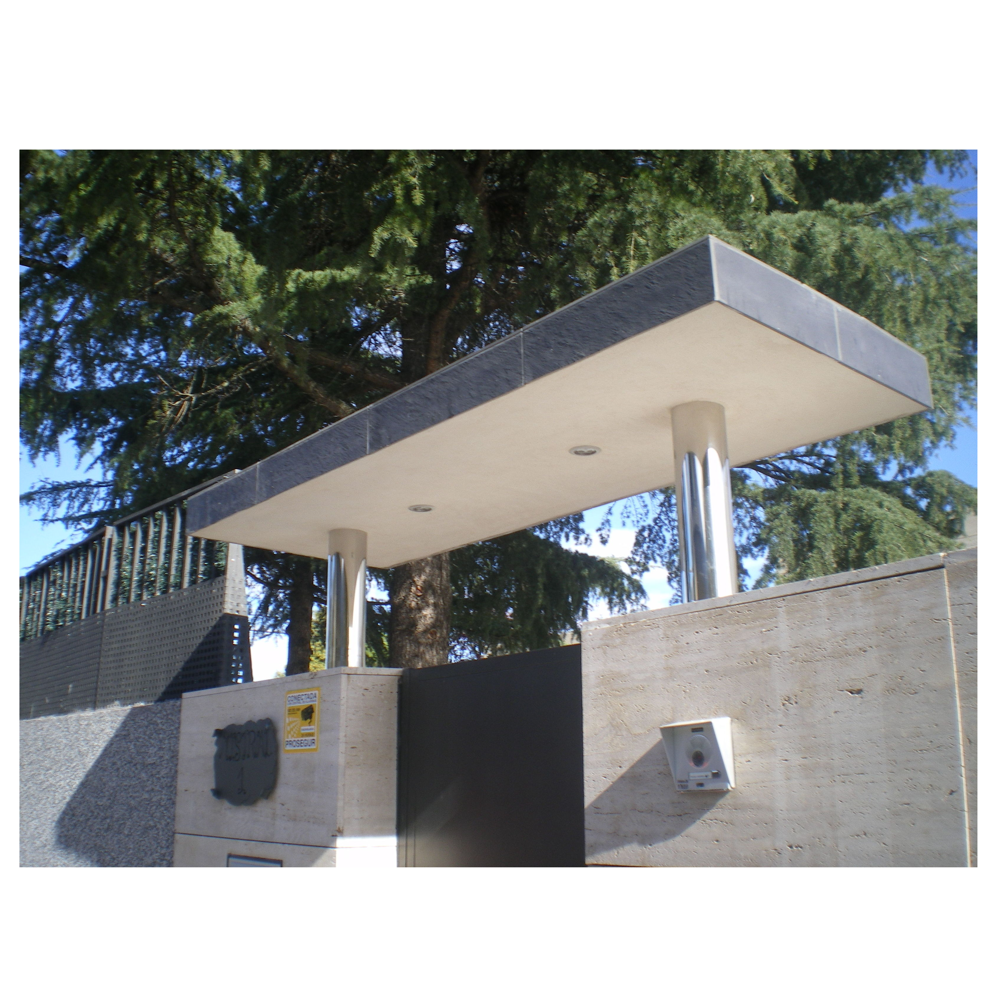 Estructura metálica sobre puerta Estructura metálica sobre puerta