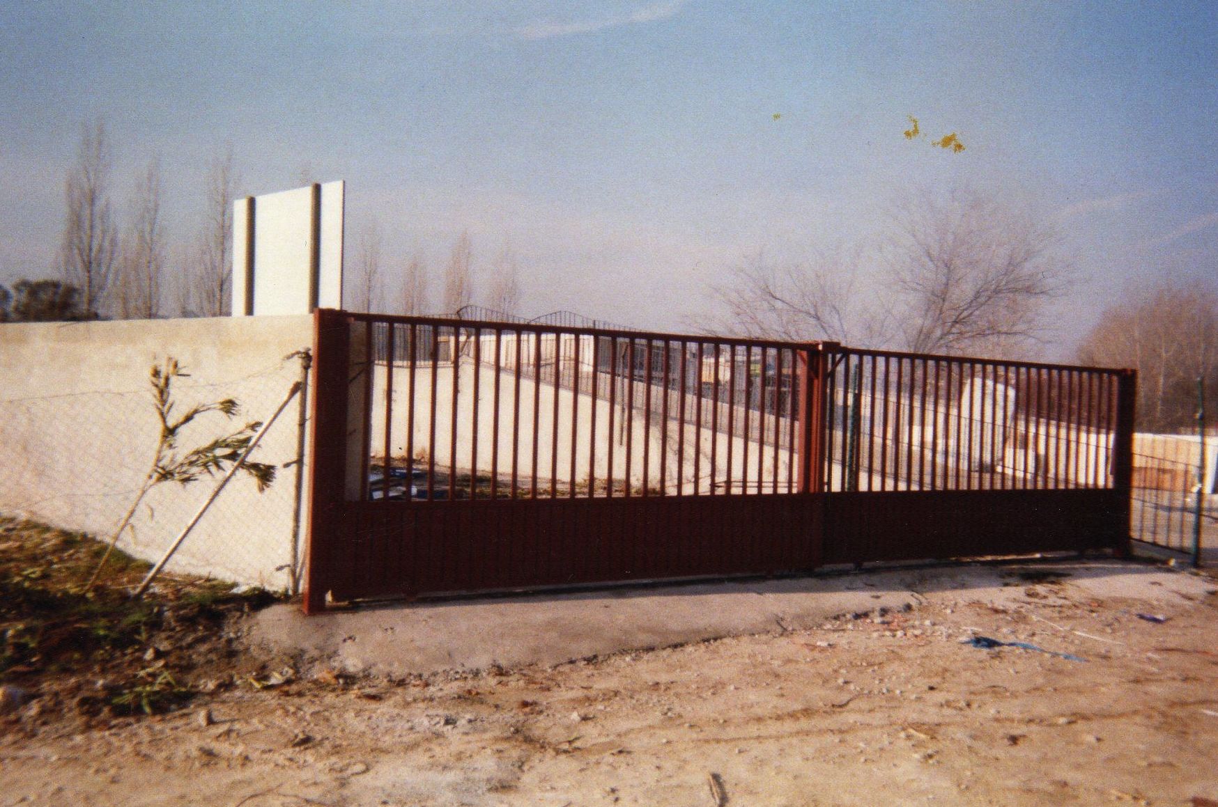 Puerta corredera en dos hojas Puerta corredera en dos hojas