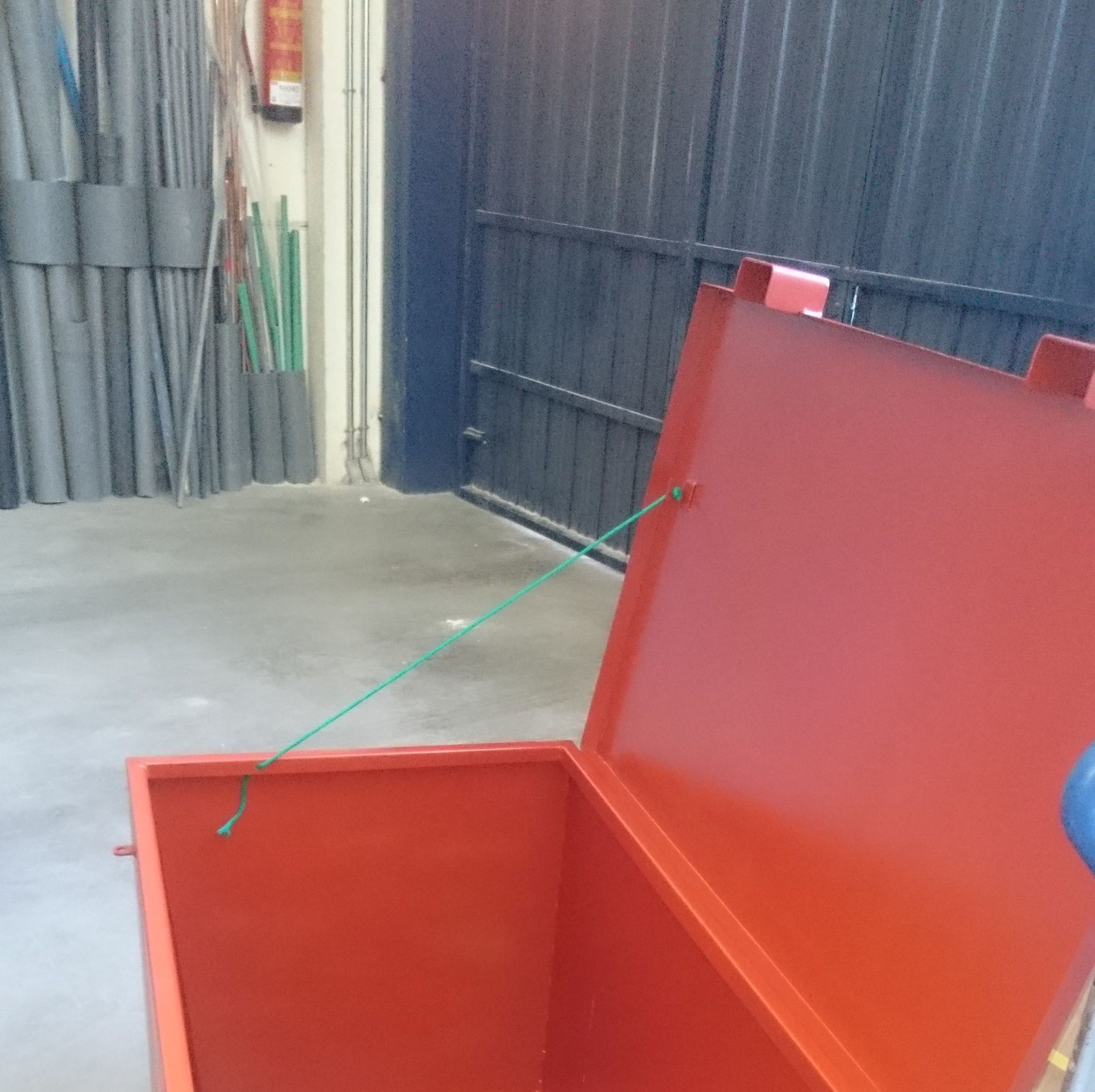 Cajón de chapa para las herramientas Cajón de chapa para las herramientas