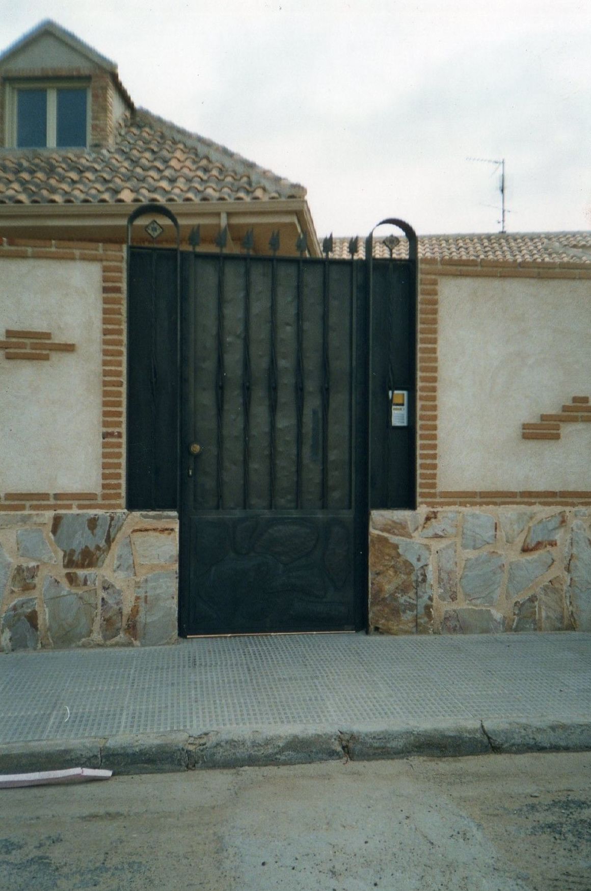 Puerta peatonal que imita al muro