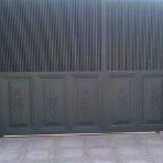 Puerta corredera con puerta de servicio incorporada. }}