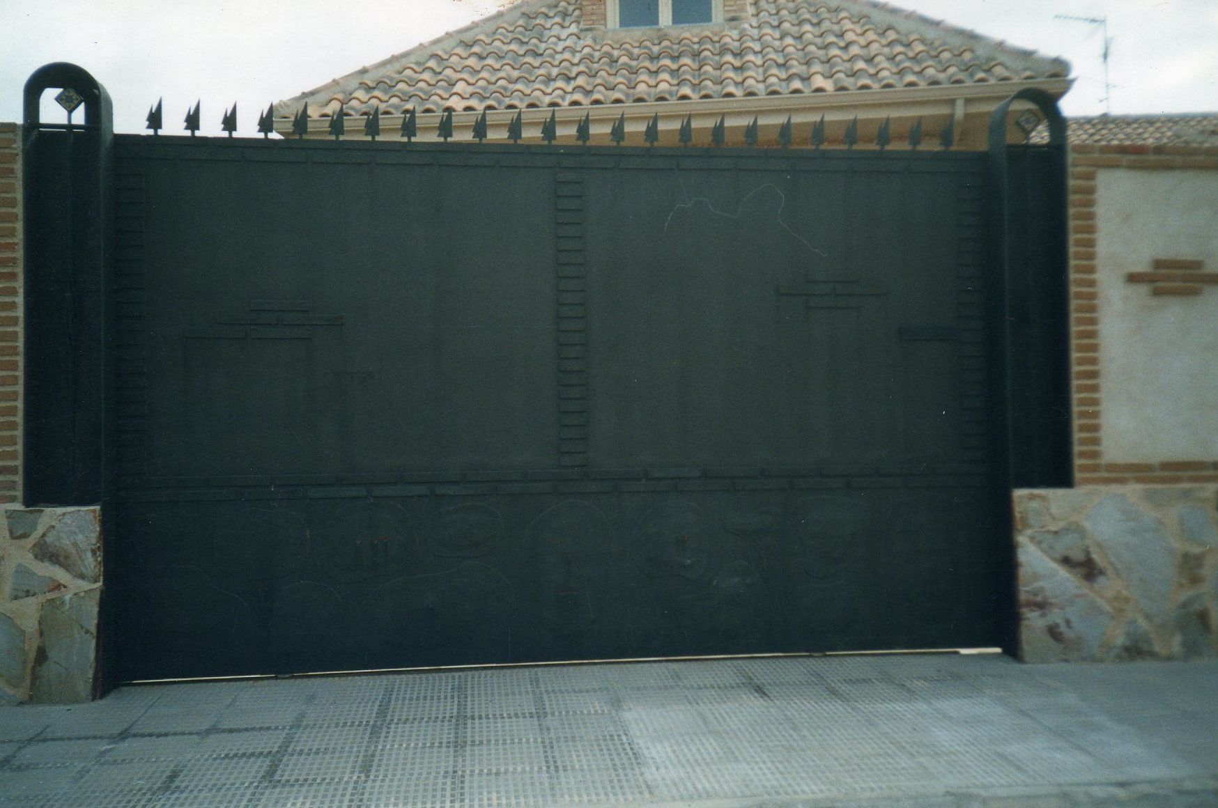 Puerta corredera que imita al muro Puerta corredera que imita al muro