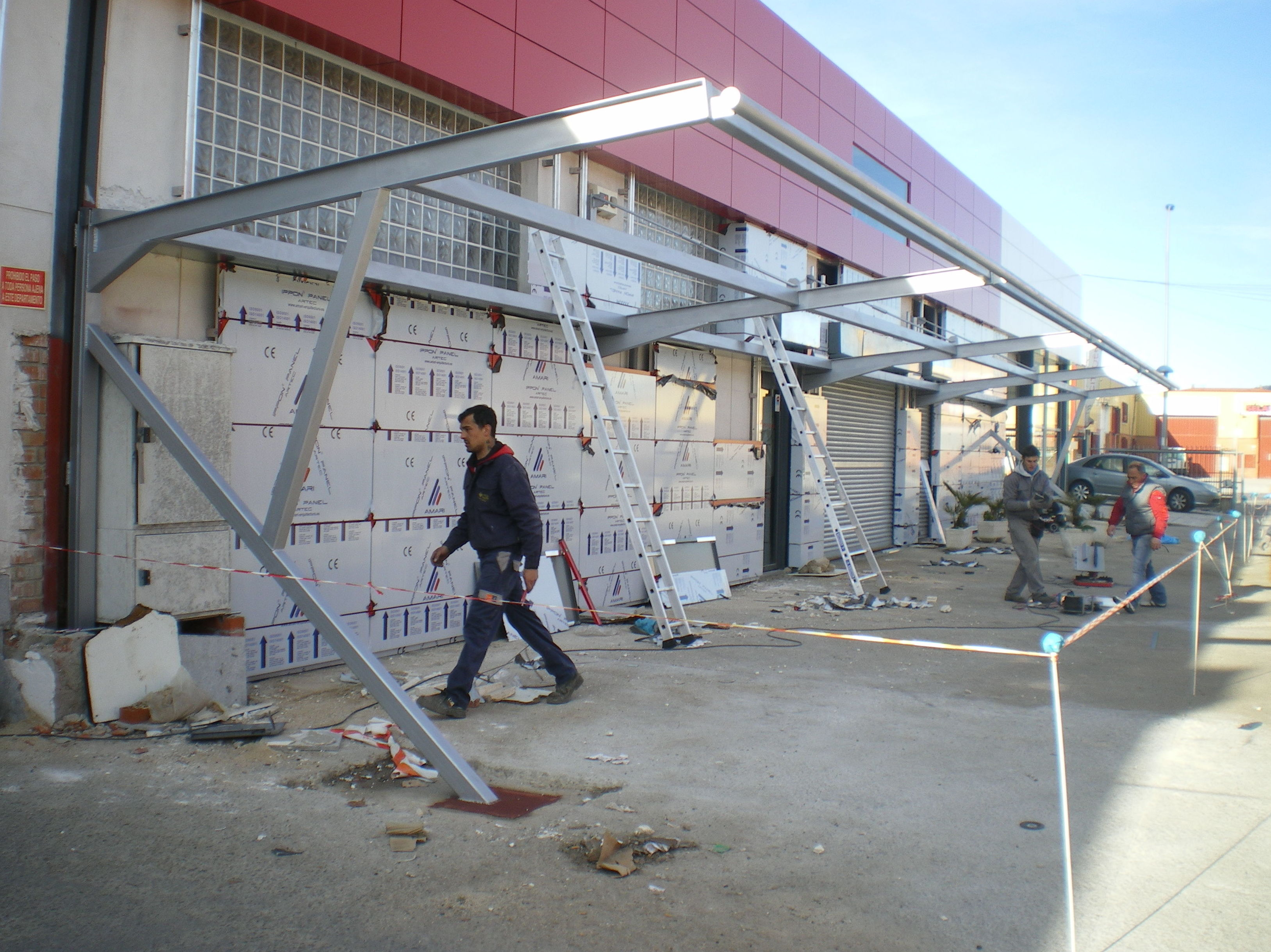 Estructura metálica de aparcamiento con techo de vidrio. Estructura metálica de aparcamiento con techo de vidrio.