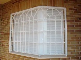 Reja inglesa en ventana de esquina. Reja inglesa en ventana de esquina.
