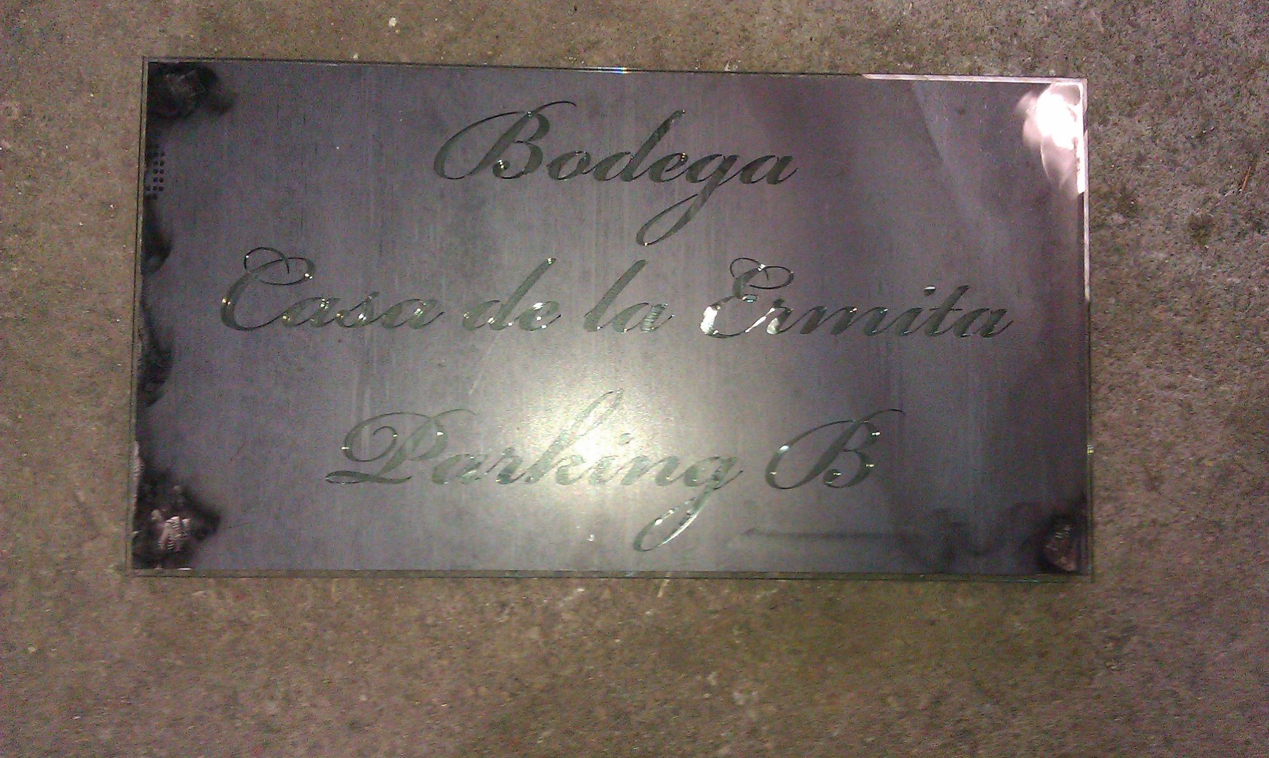 Cartel en vidrio y chapa con letras de corte a láser. Cartel en vidrio y chapa con letras de corte a láser.