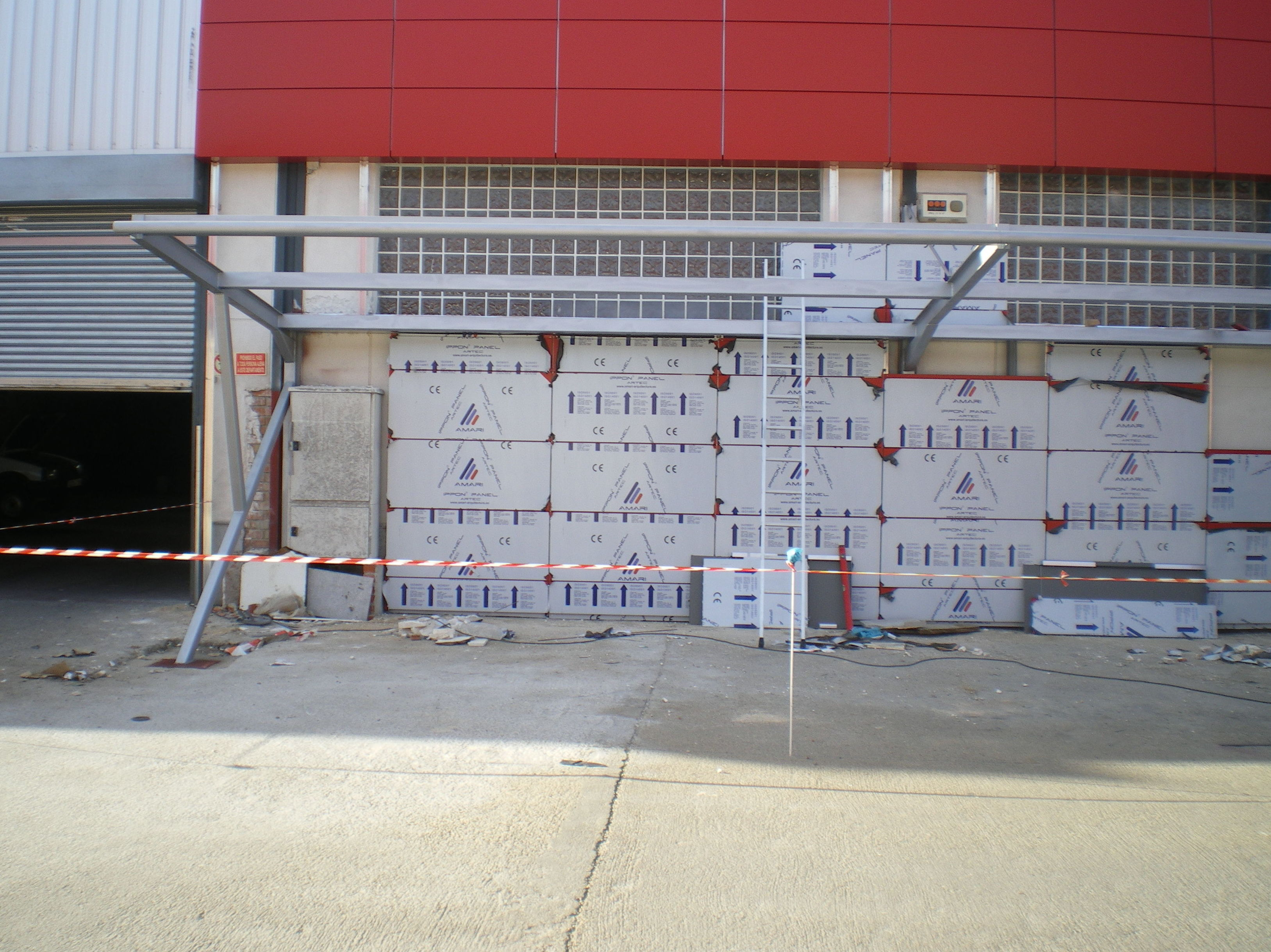 Estructura metálica de aparcamiento con techo de vidrio. Estructura metálica de aparcamiento con techo de vidrio.