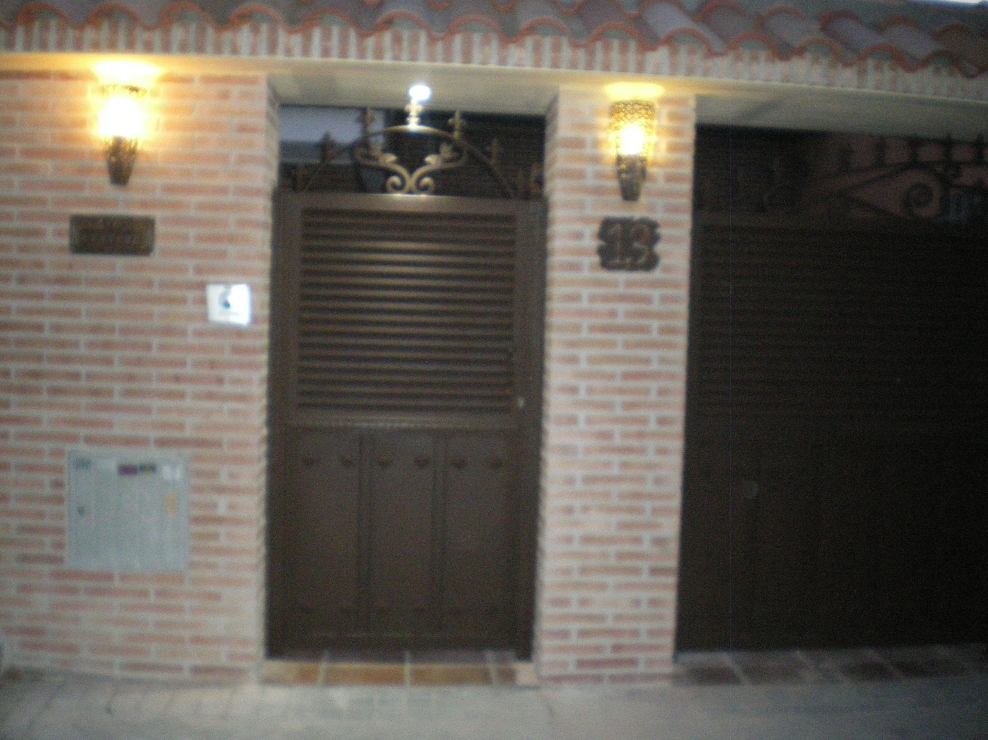 Puertas de entrada a parcela. Puertas de entrada a parcela.