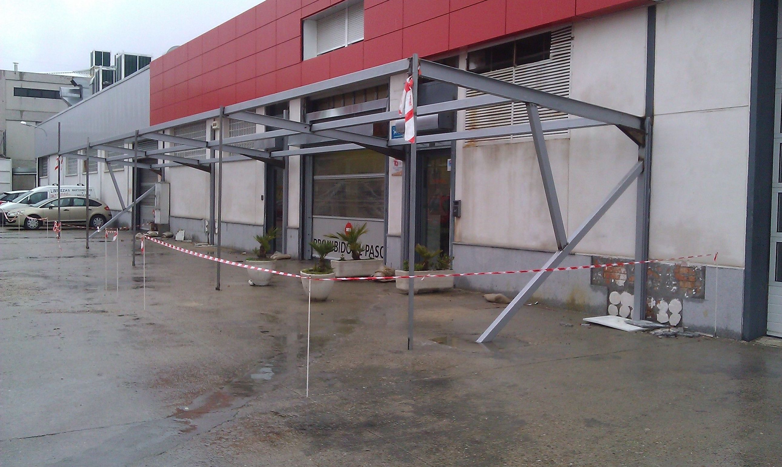 Estructura metálica de aparcamiento con techo de vidrio.