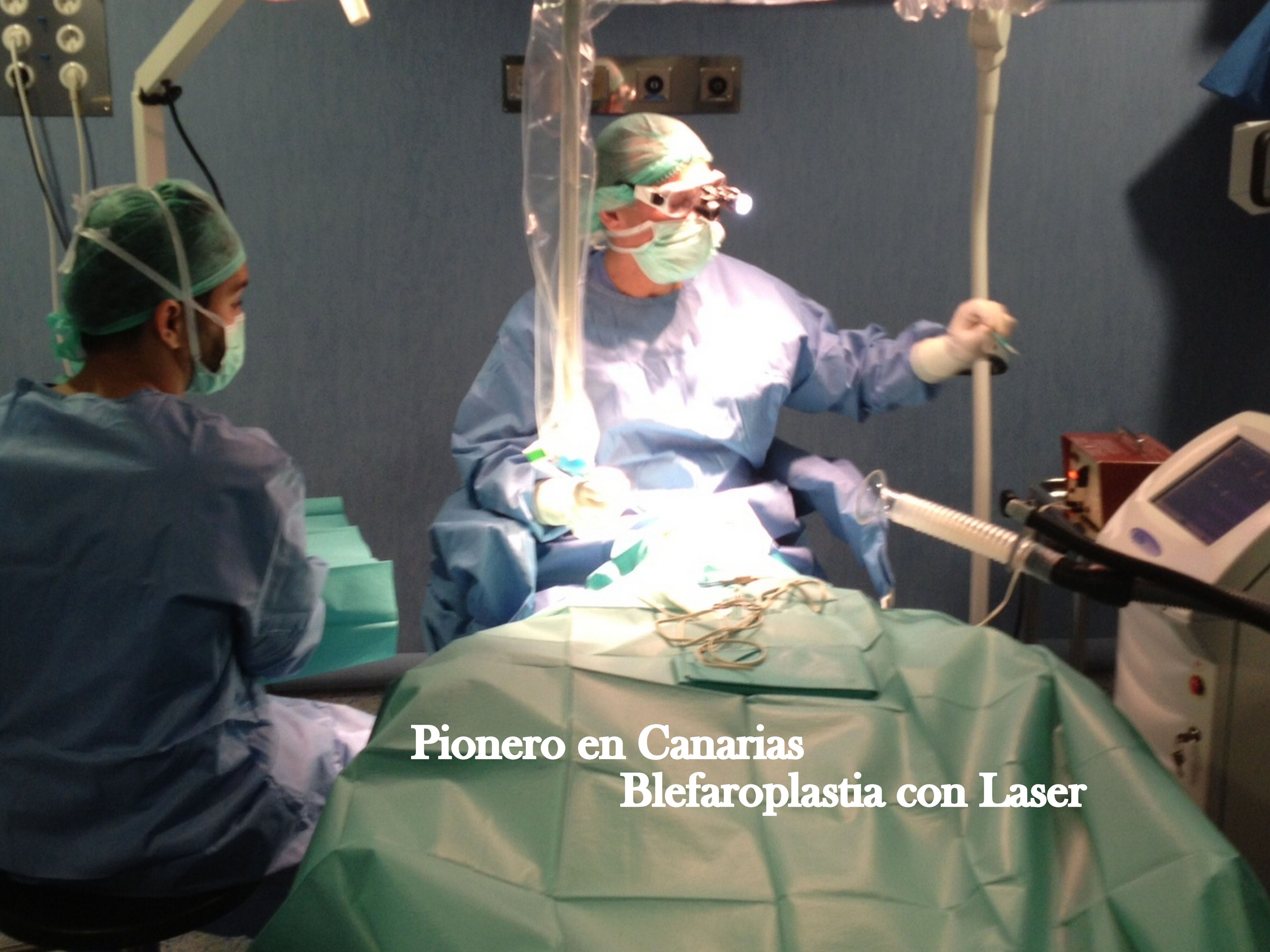 Dr. Jorge Álvarez Marín en quirófano intervención Blefaroplastia Láser