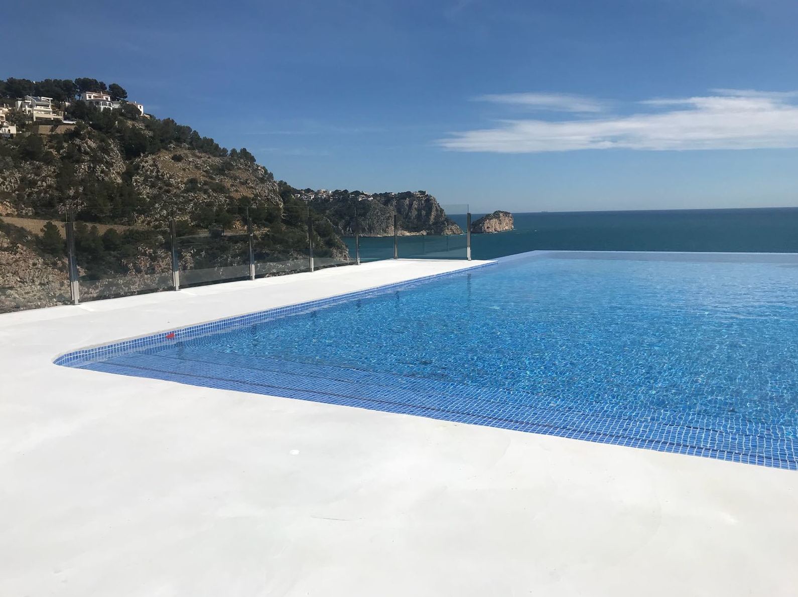 Reforma completa de piscina en la Granadella, Jávea.: Servicos de Aiguanet Garden & Pool Reforma completa de piscina en la Granadella, Jávea.: Servicos de Aiguanet Garden & Pool
