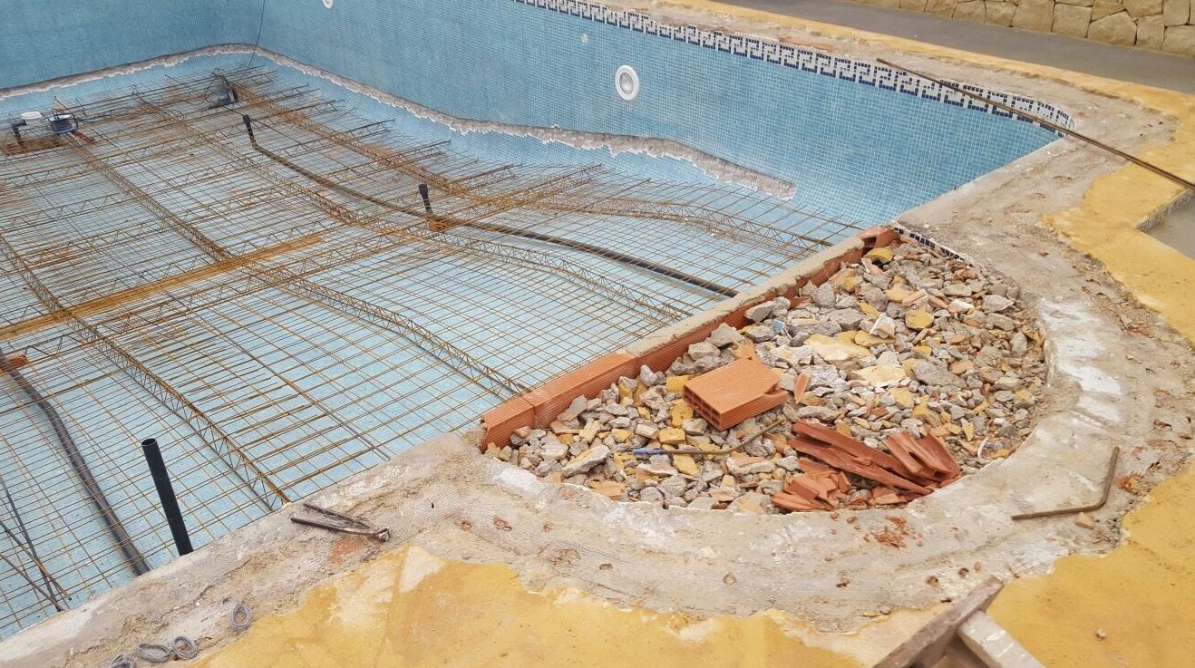 Reforma completa de piscina en la Granadella, Jávea.: Servicos de Aiguanet Garden & Pool Reforma completa de piscina en la Granadella, Jávea.: Servicos de Aiguanet Garden & Pool