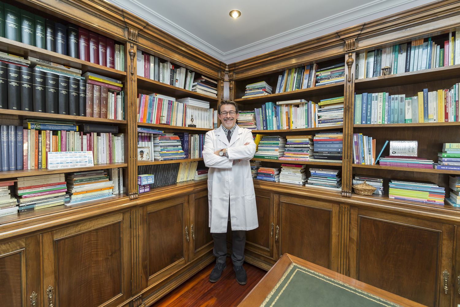 El Doctor Parada Nieto en un rincón de su consulta