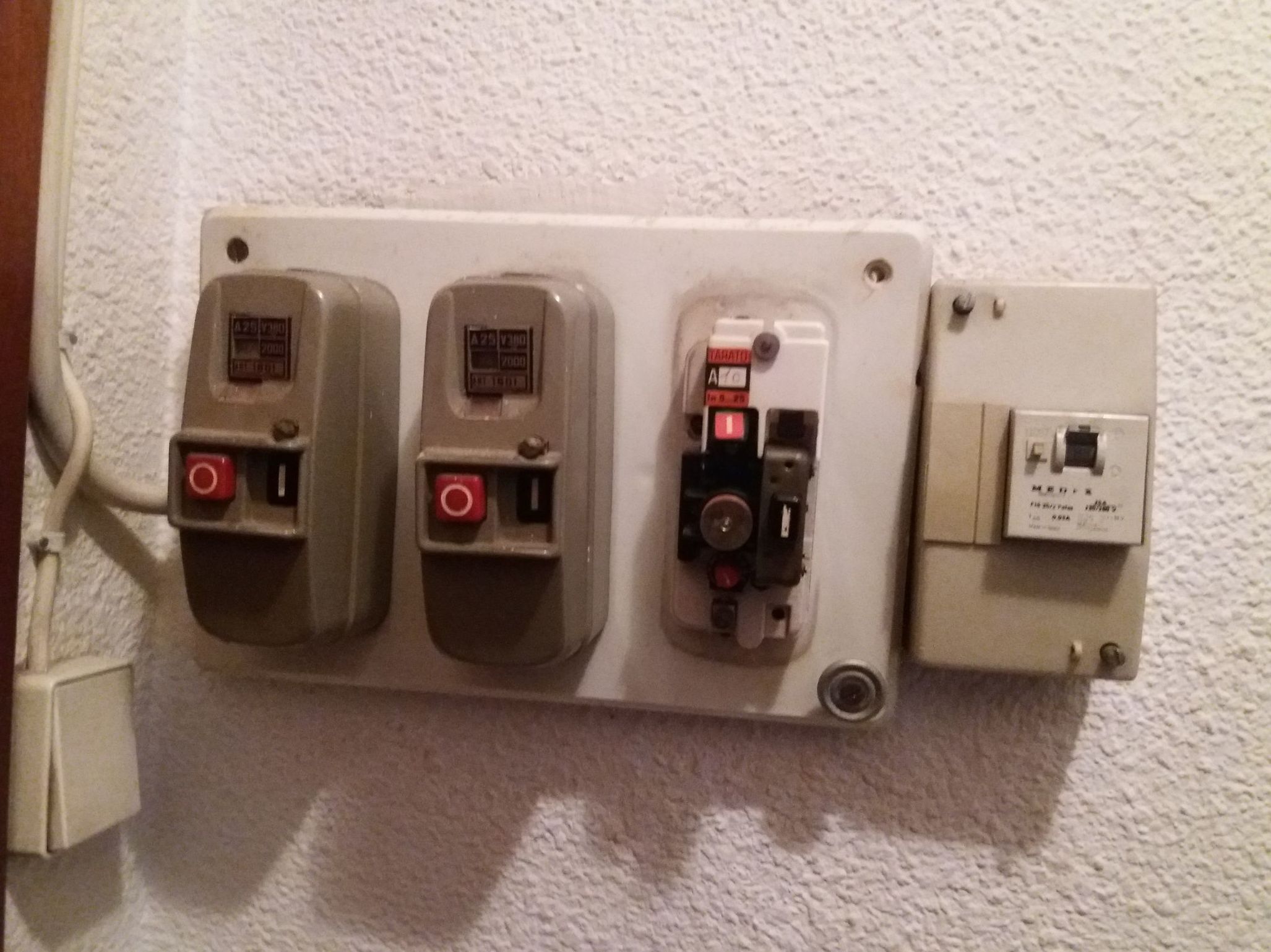 Sustitución de cuadro eléctrico antiguo en vivienda por uno nuevo en Murcia Sustitución de cuadro eléctrico antiguo en vivienda por uno nuevo en Murcia