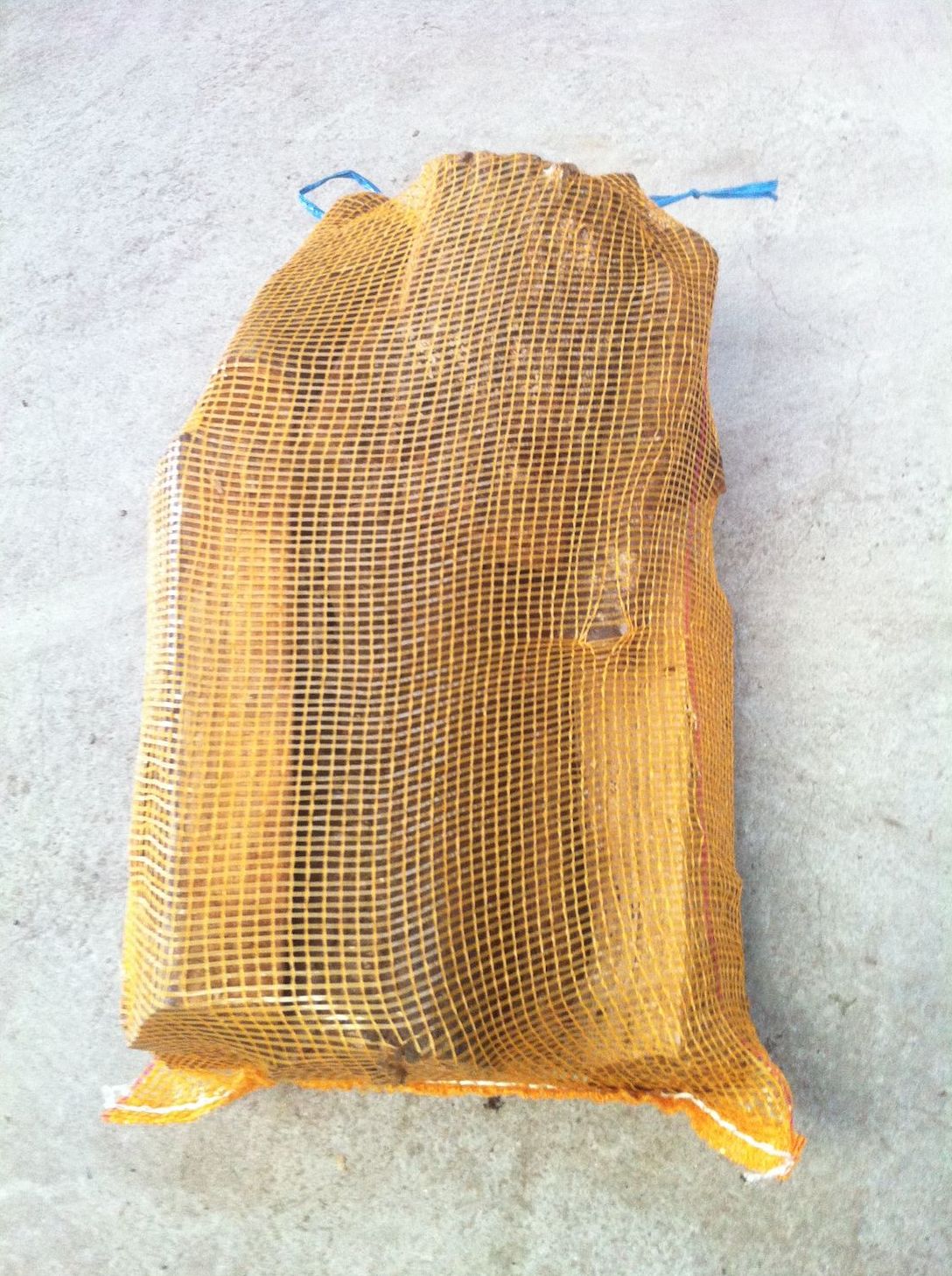 SACO PEQUEÑO 20KG "LEÑA DE ROBLE" SERRADA DIM 25 CM SACO PEQUEÑO 20KG "LEÑA DE ROBLE" SERRADA DIM 25 CM